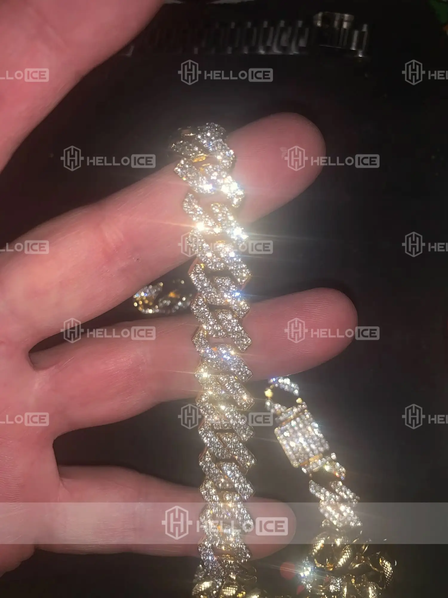 Helloice Review Image