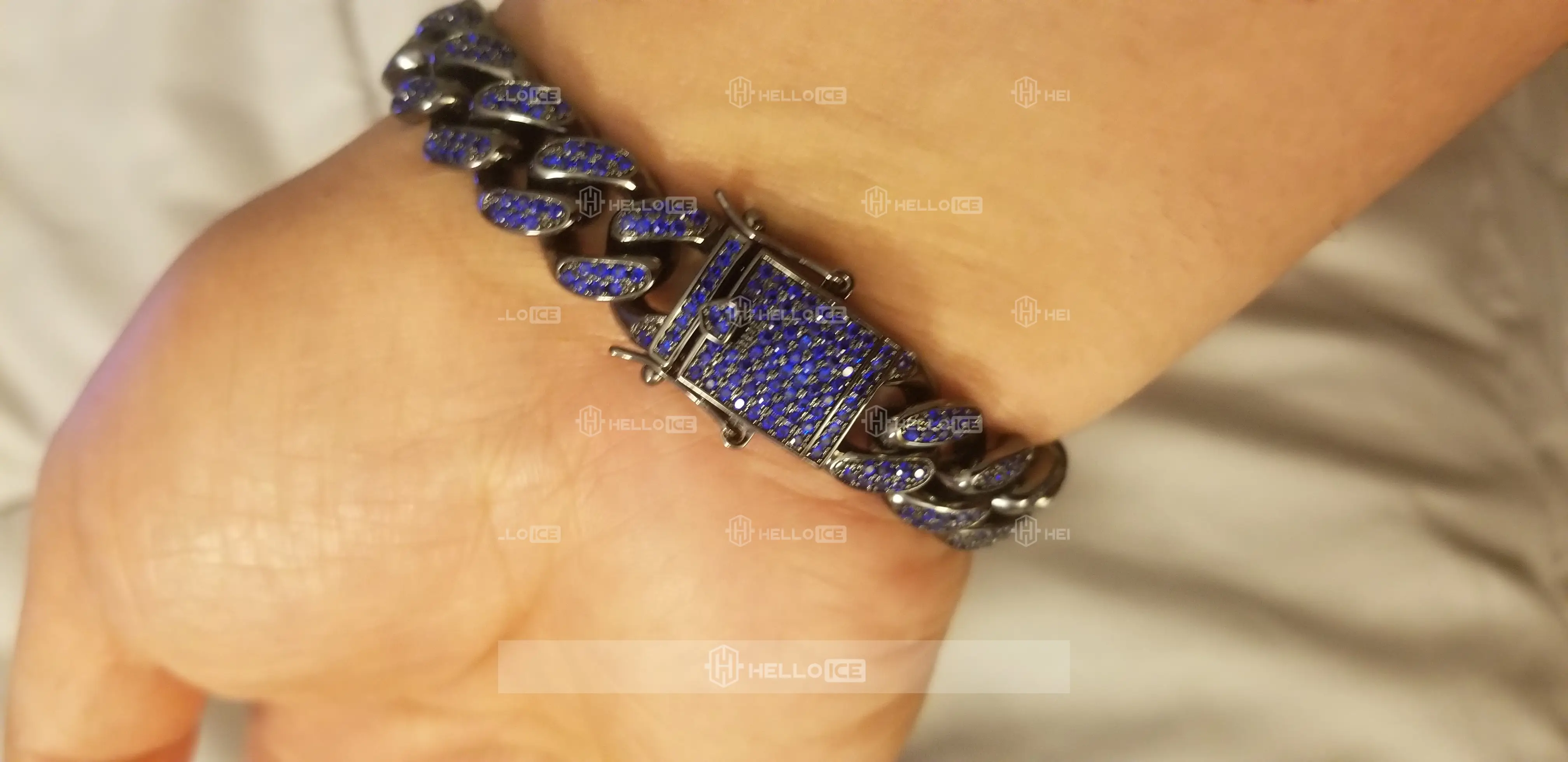 Helloice Review Image
