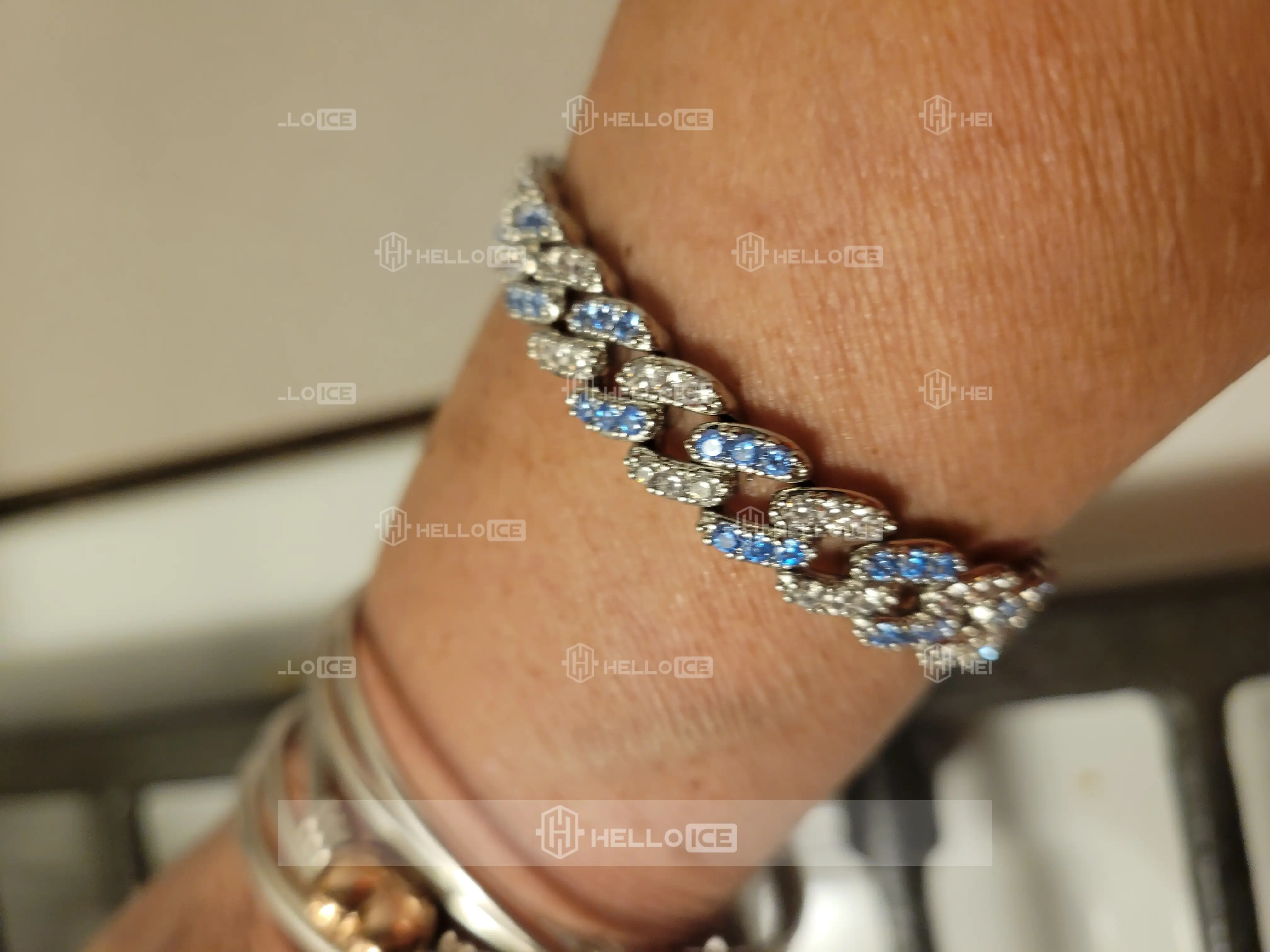 Helloice Review Image