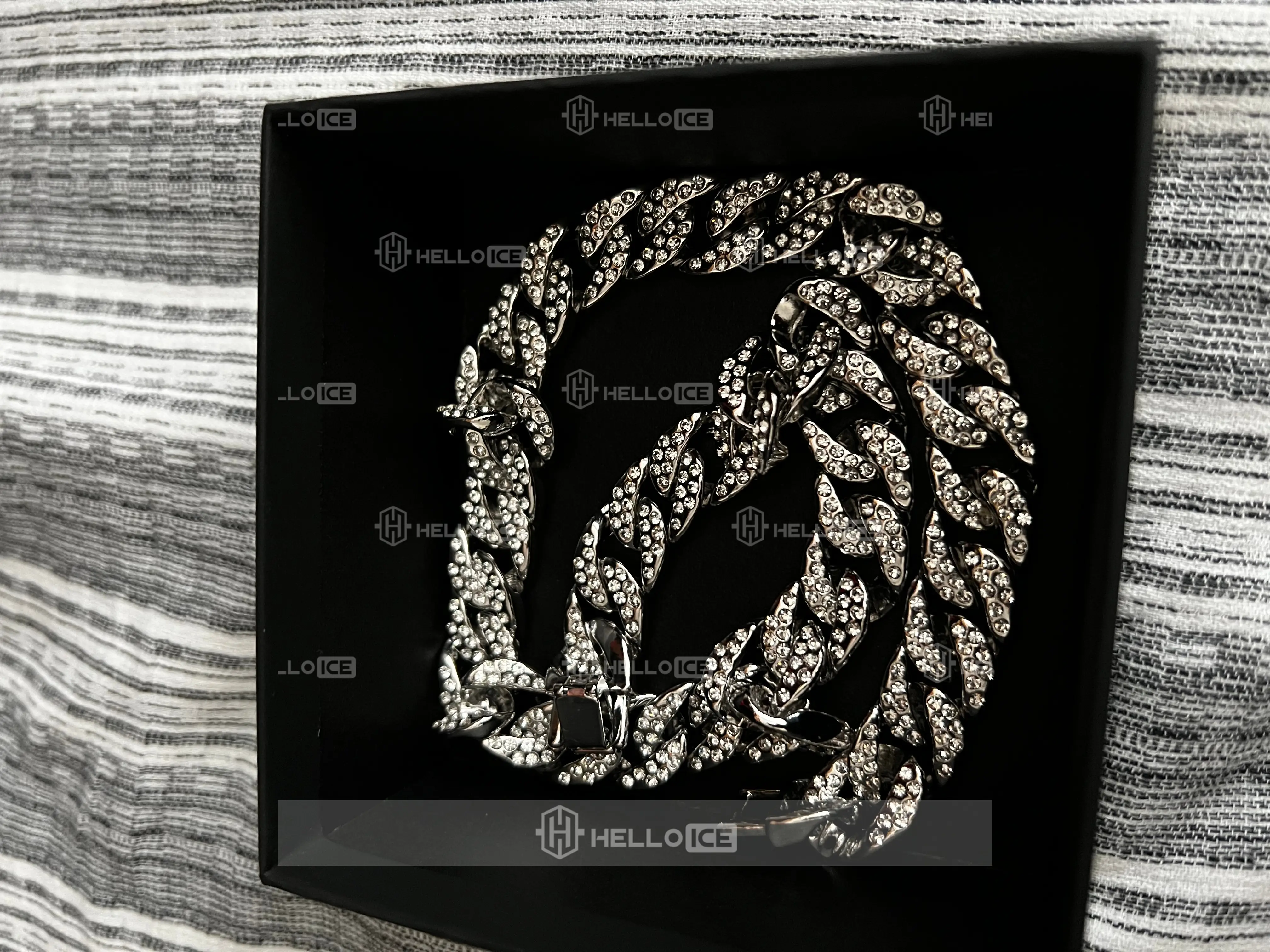 Helloice Review Image