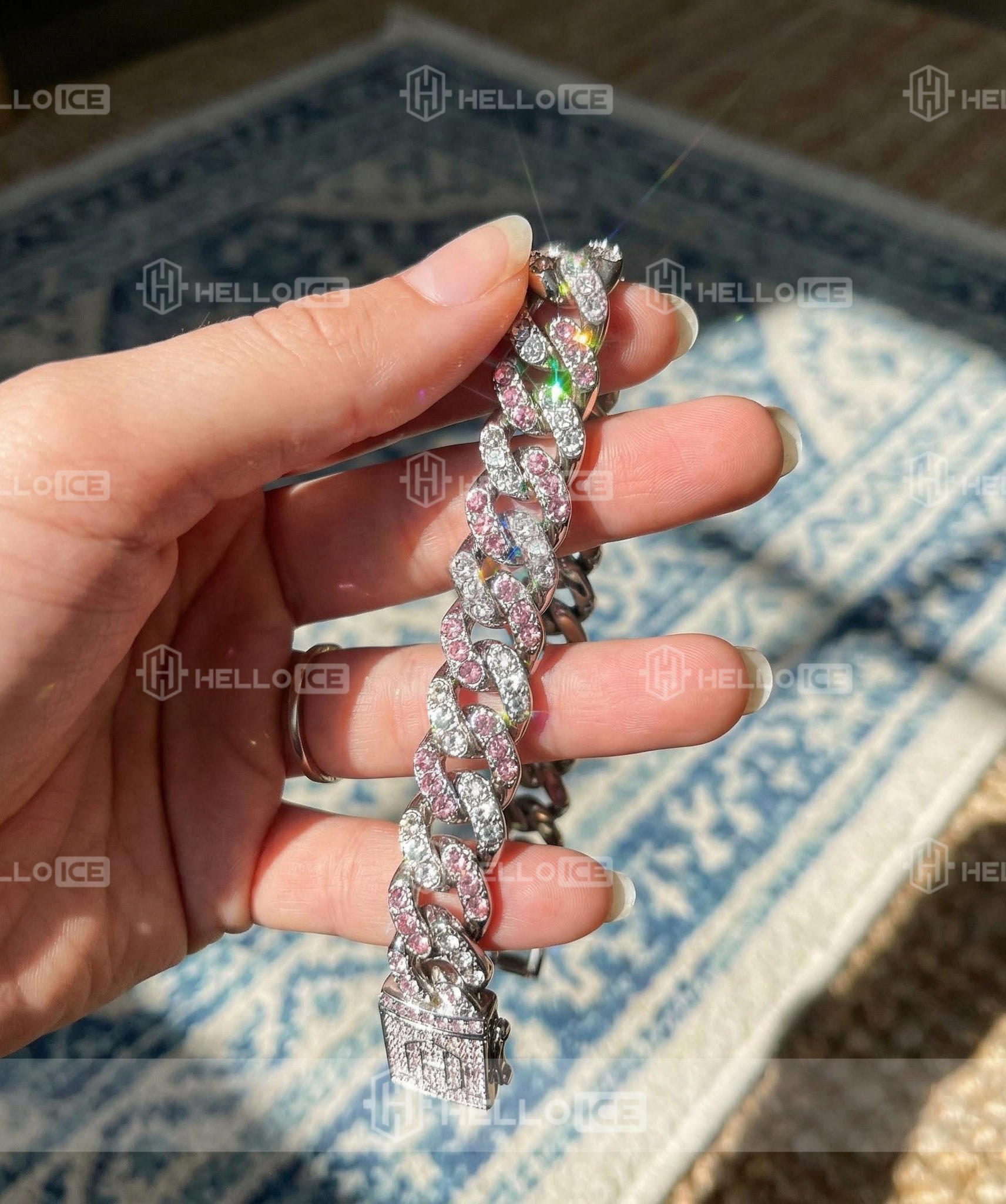 Helloice Review Image