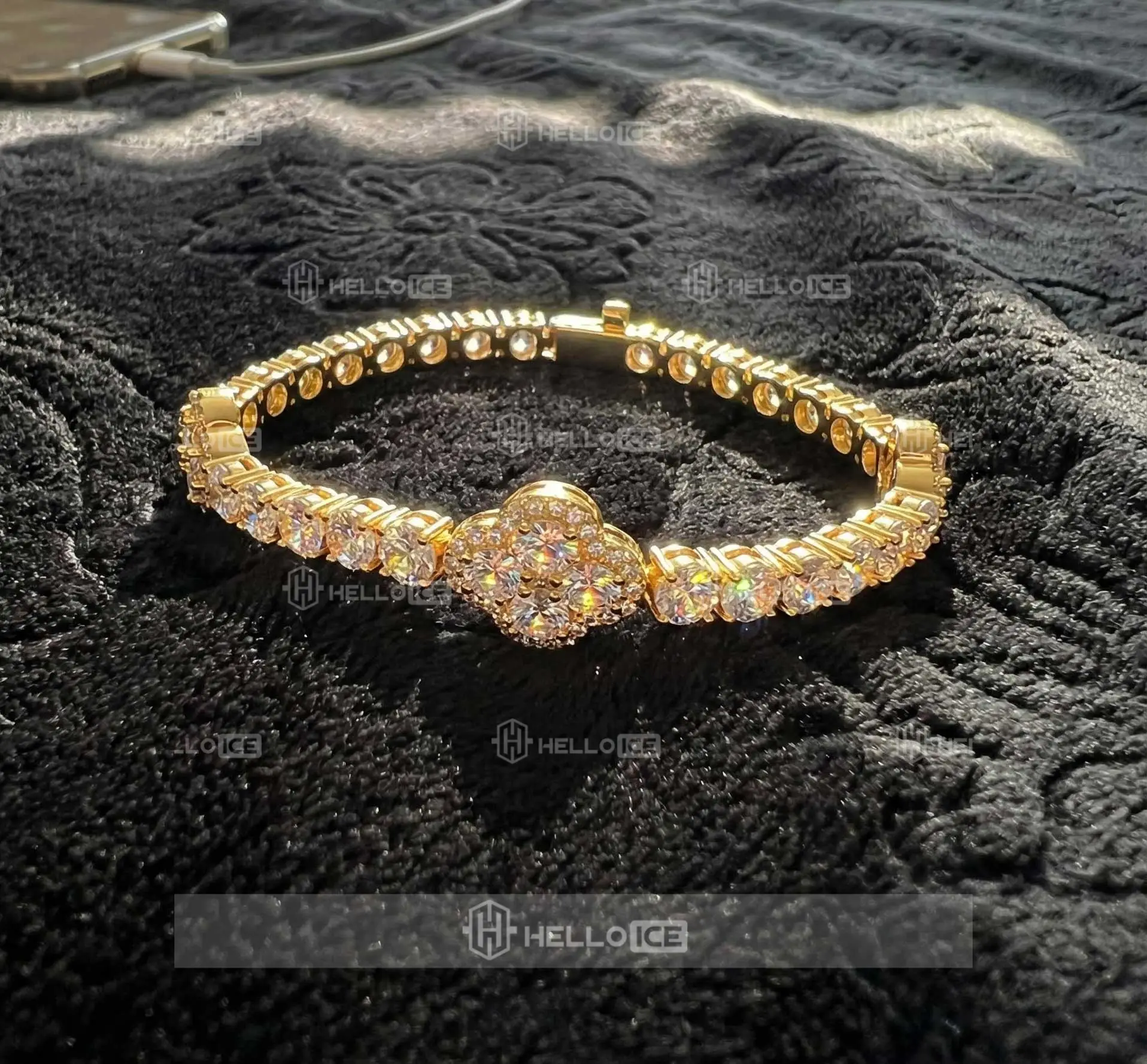 Helloice Review Image