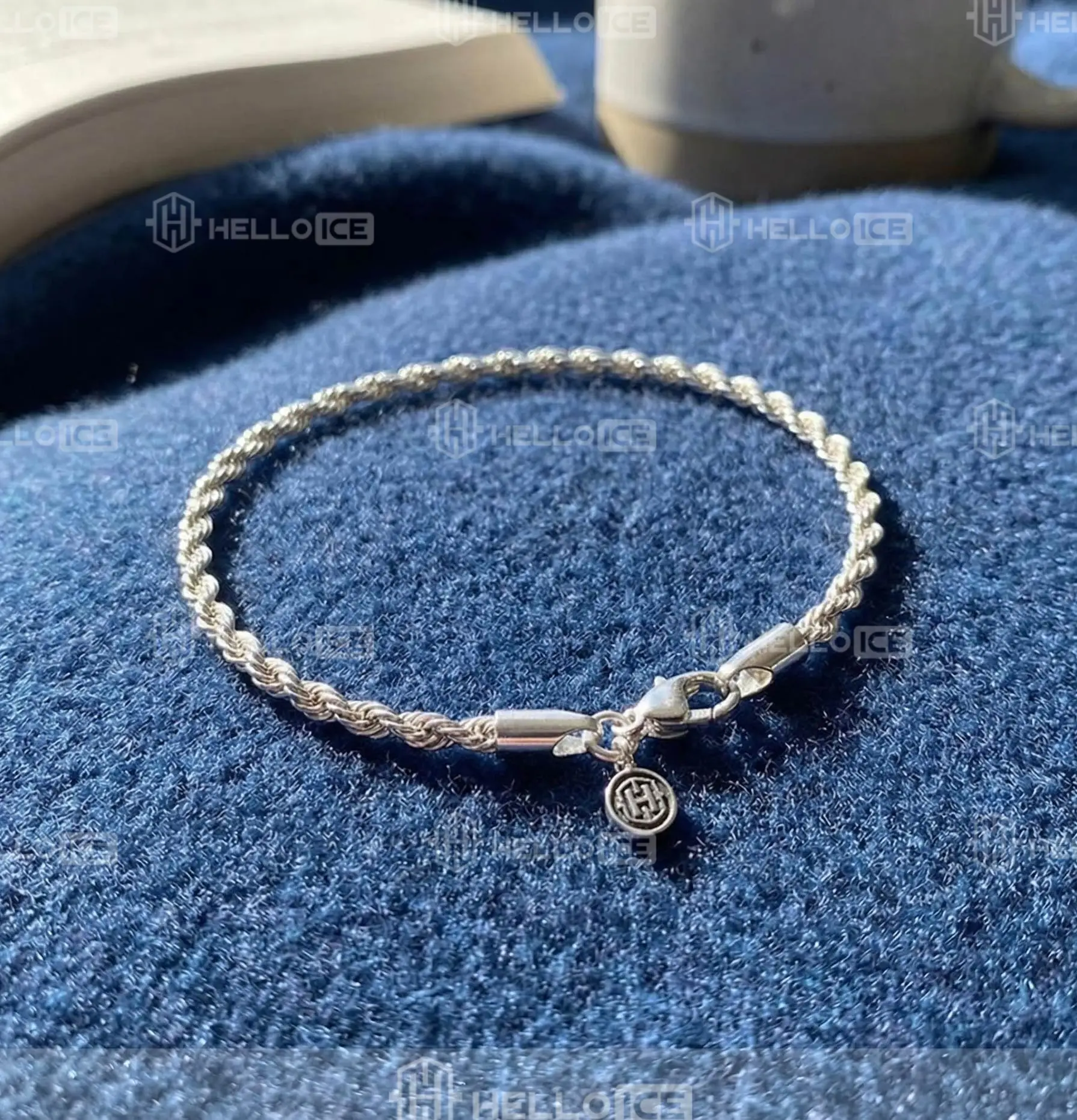 Helloice Review Image