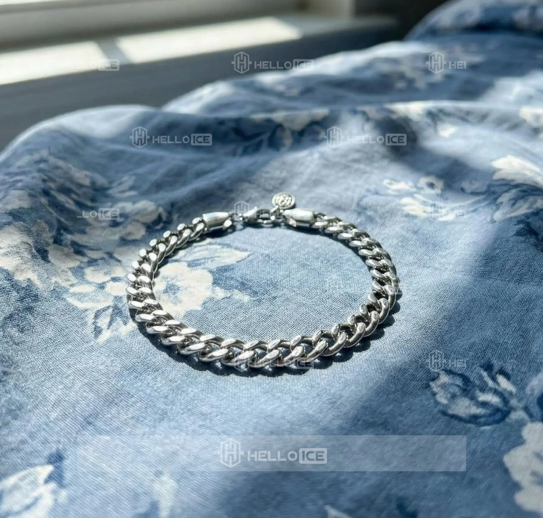 Helloice Review Image