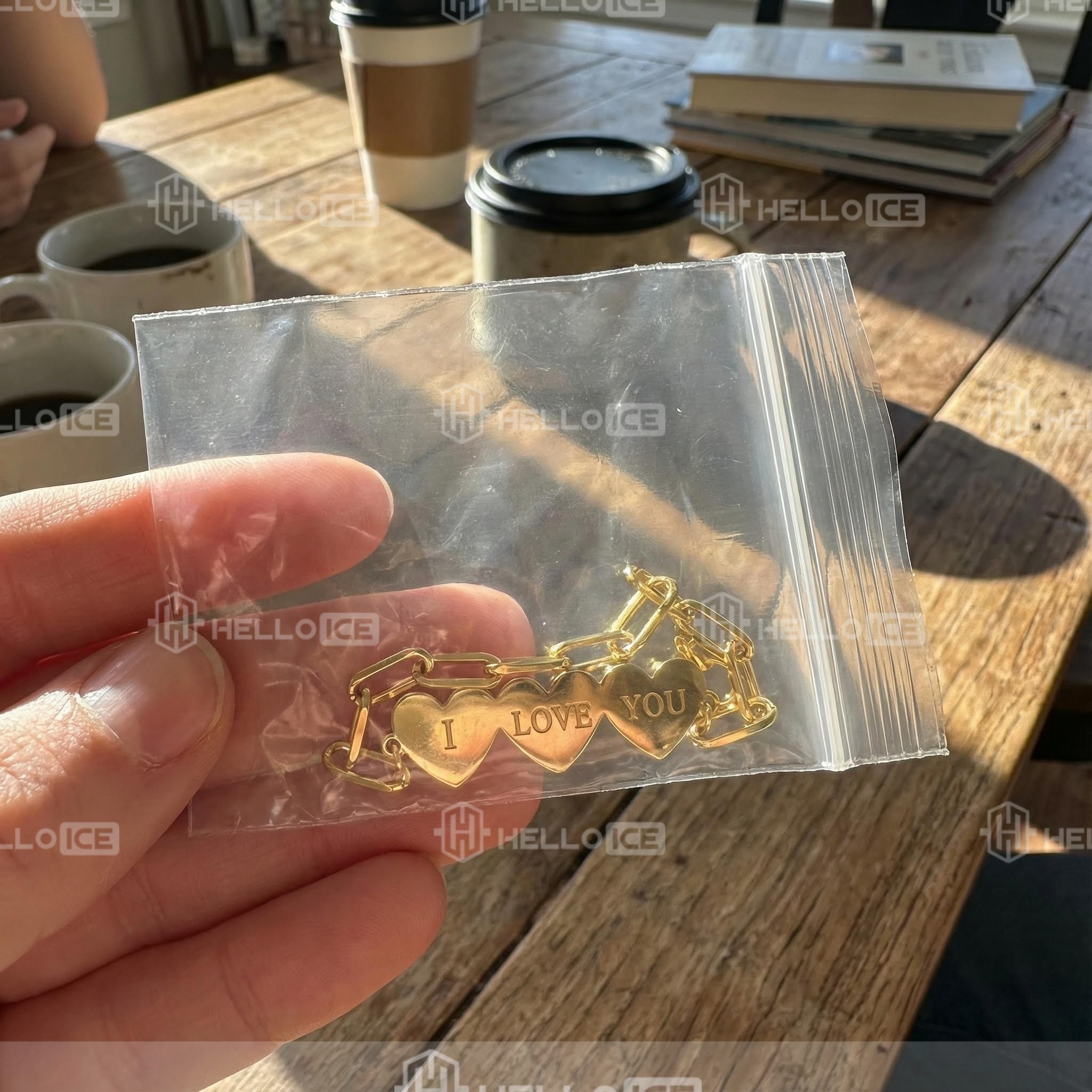 Helloice Review Image