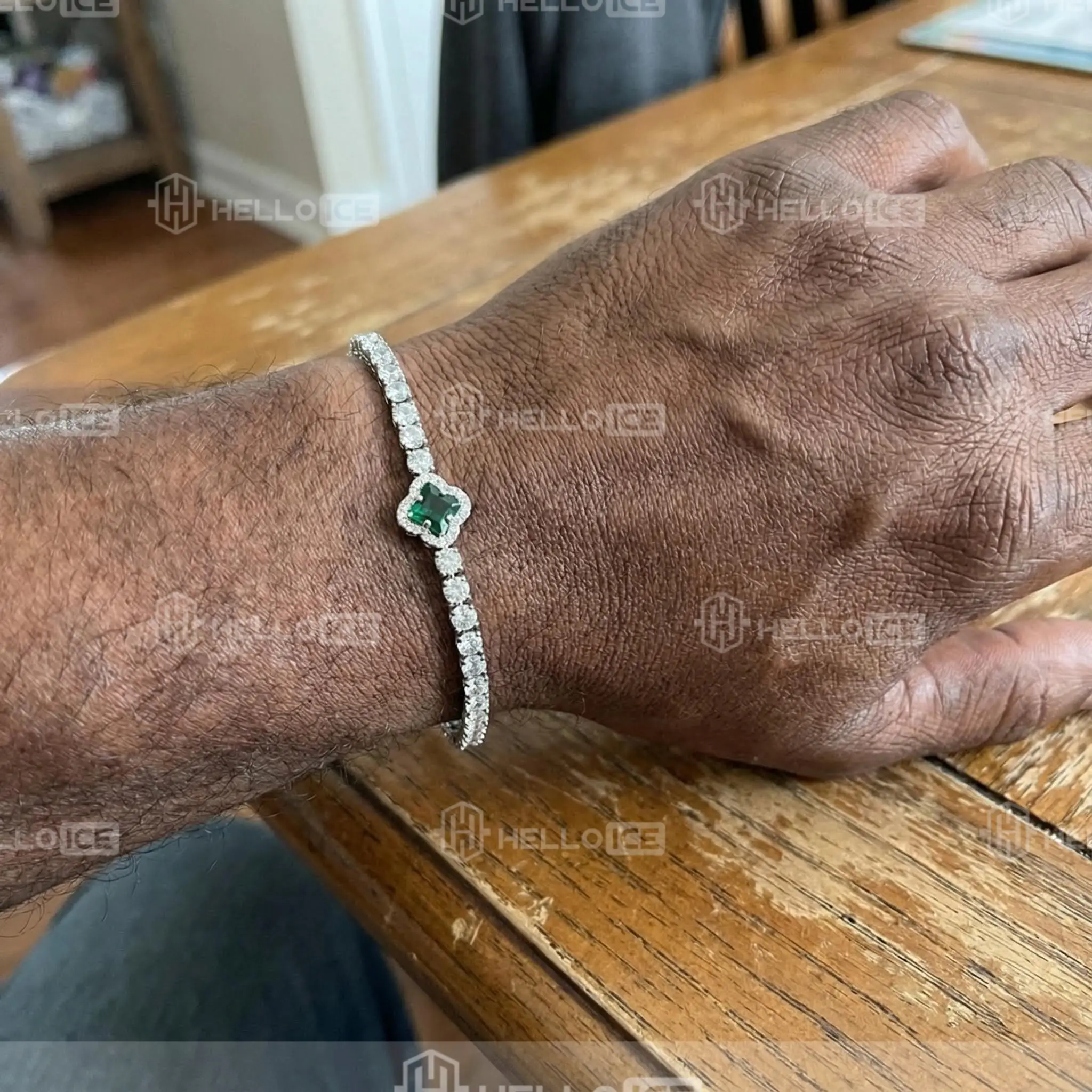 Helloice Review Image