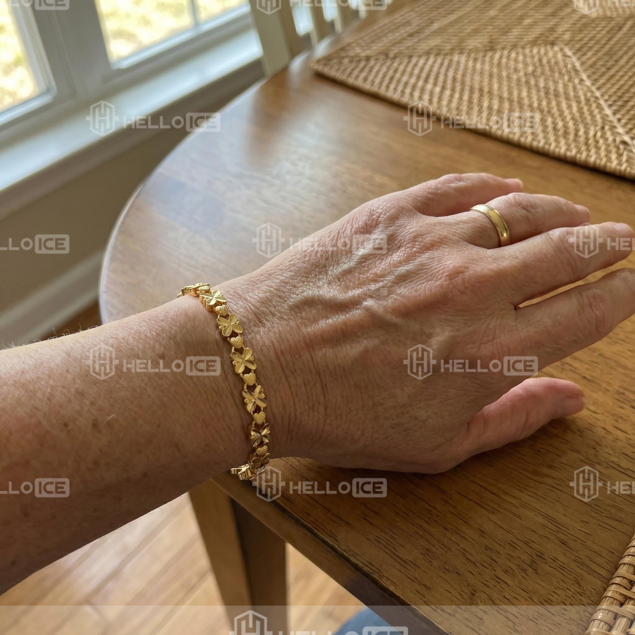 Helloice Review Image