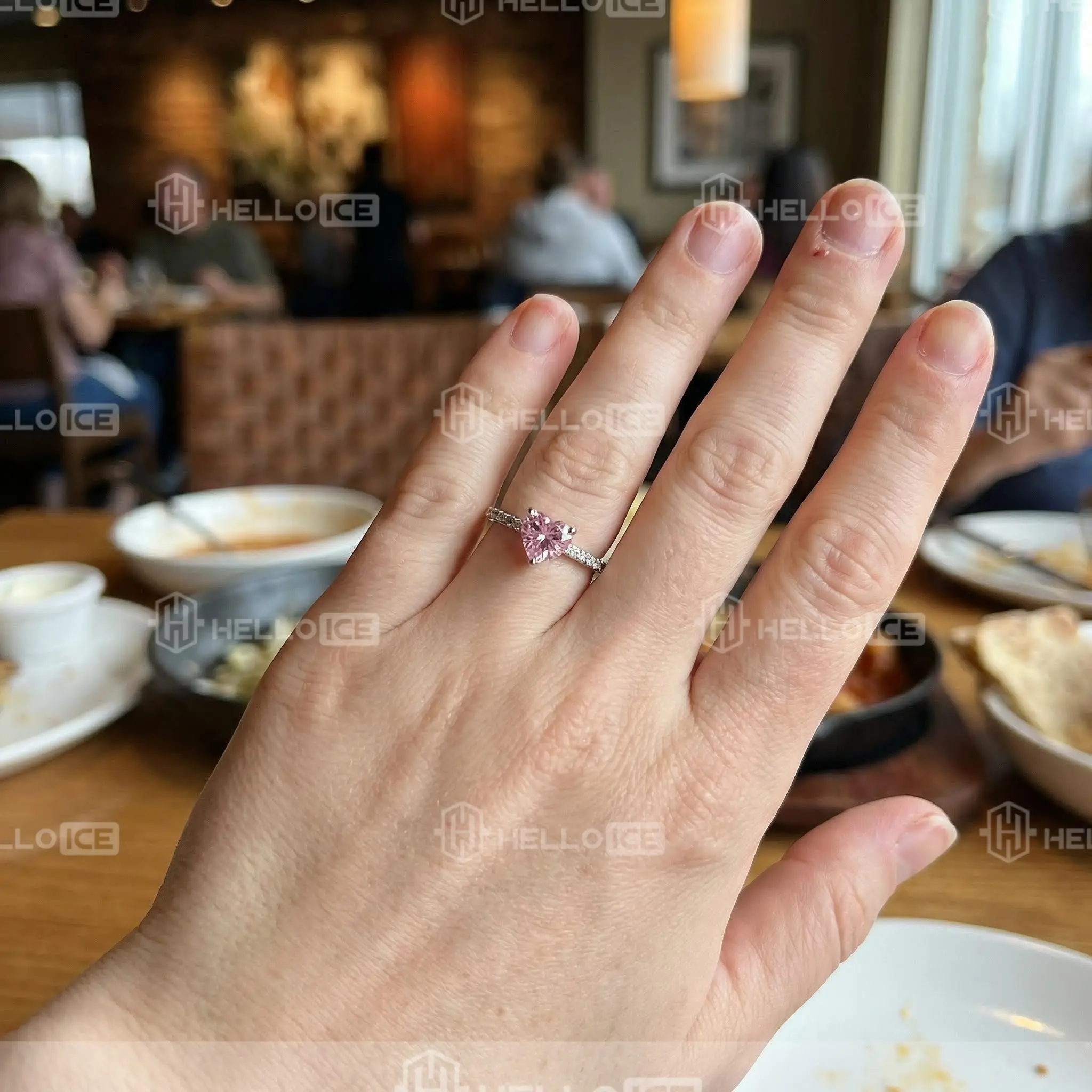 Helloice Review Image