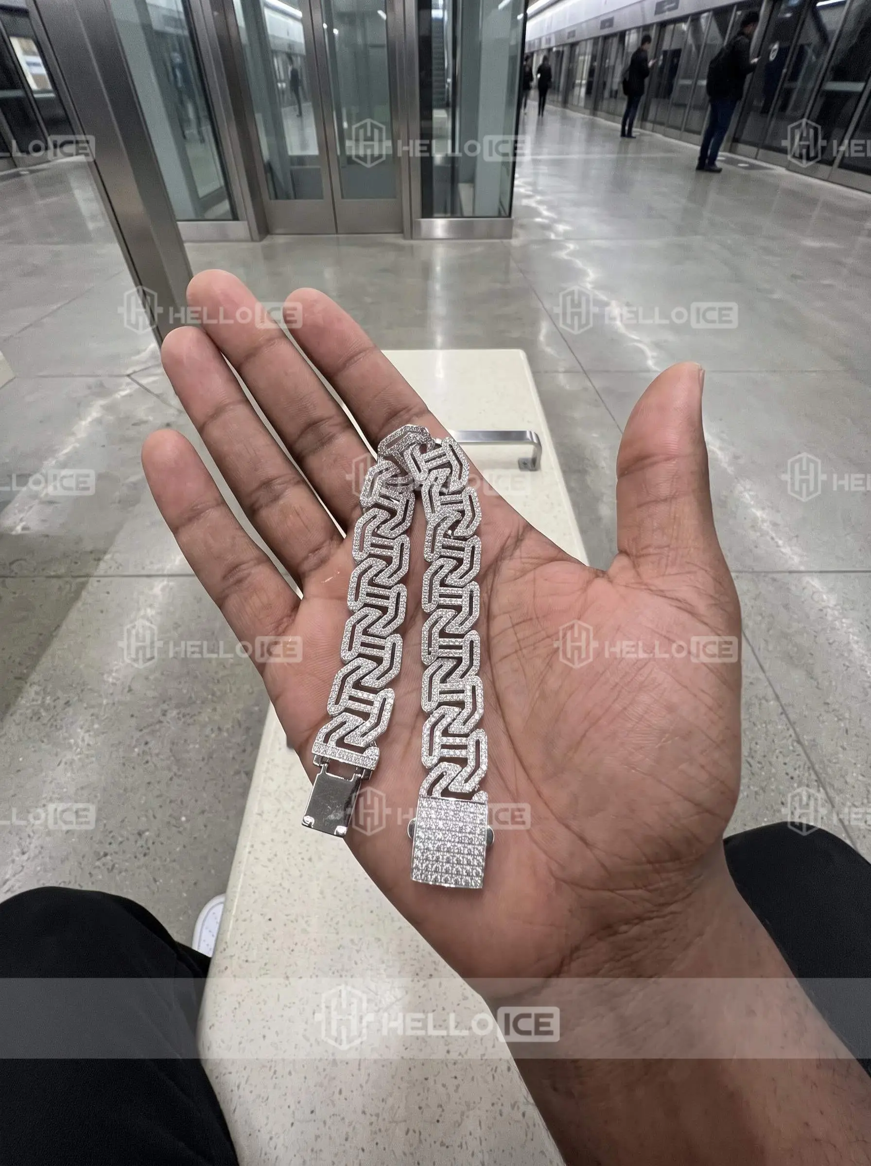 Helloice Review Image