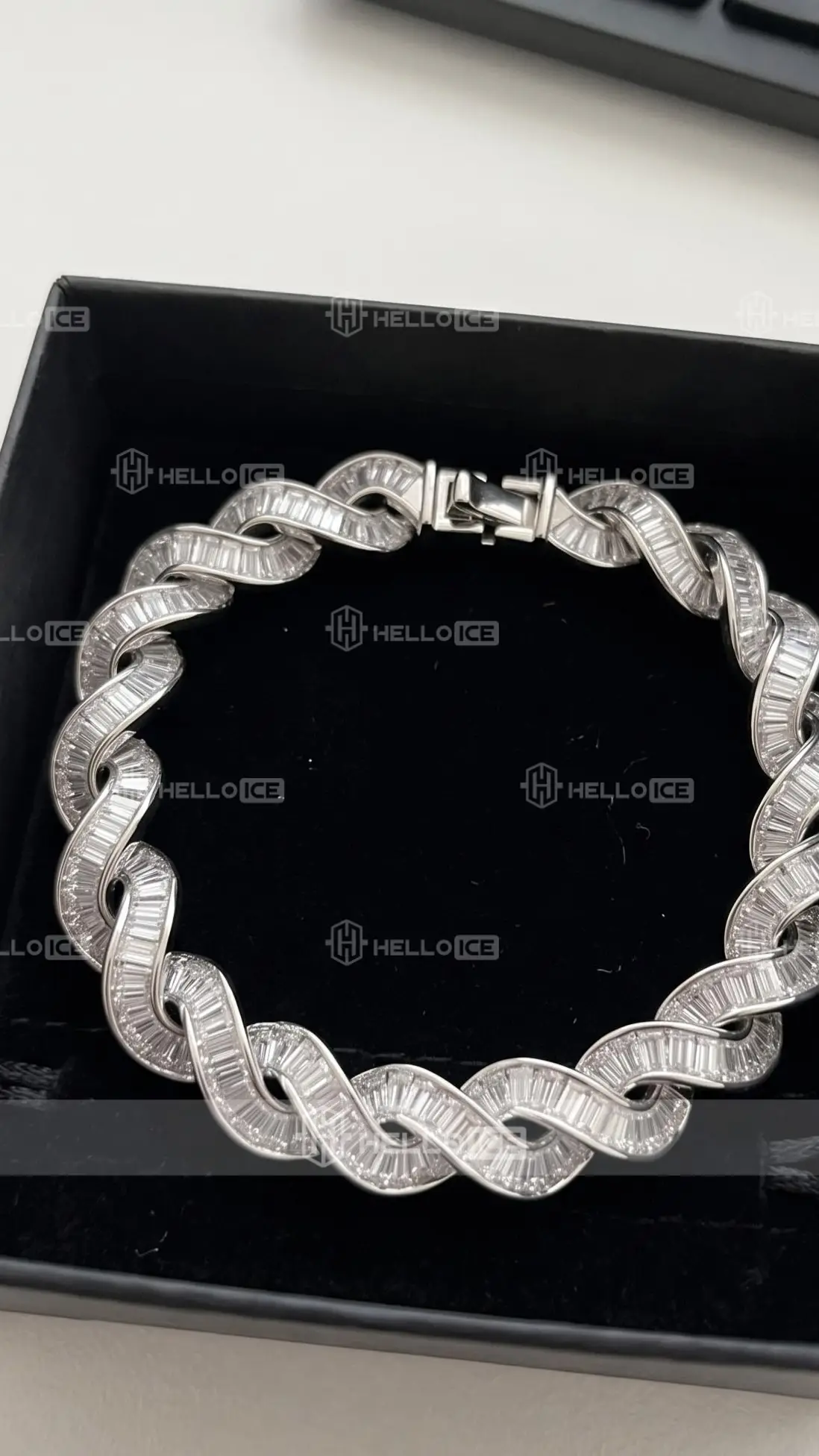 Helloice Review Image