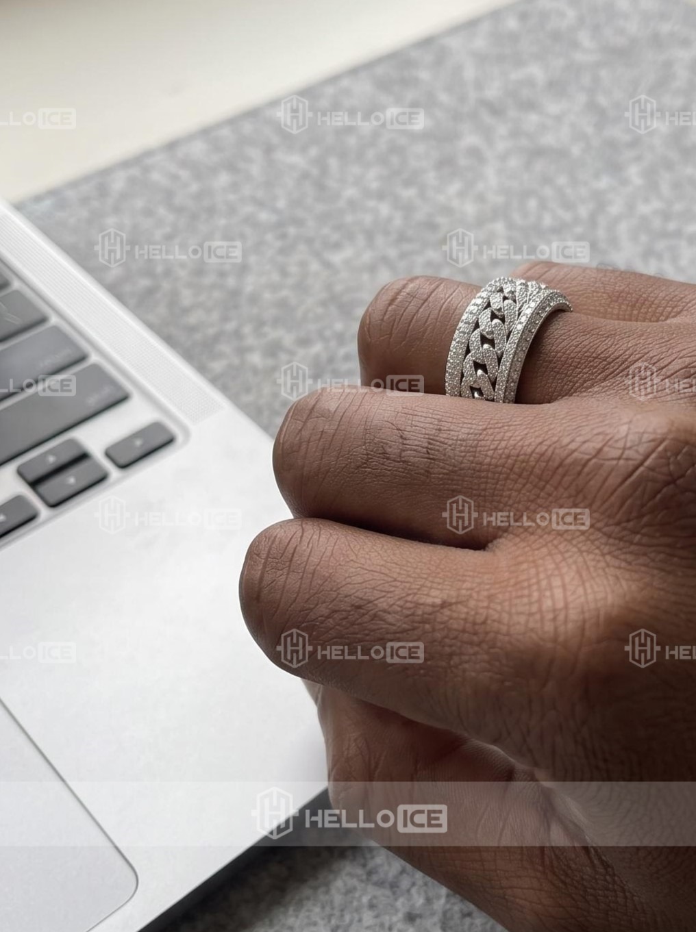 Helloice Review Image