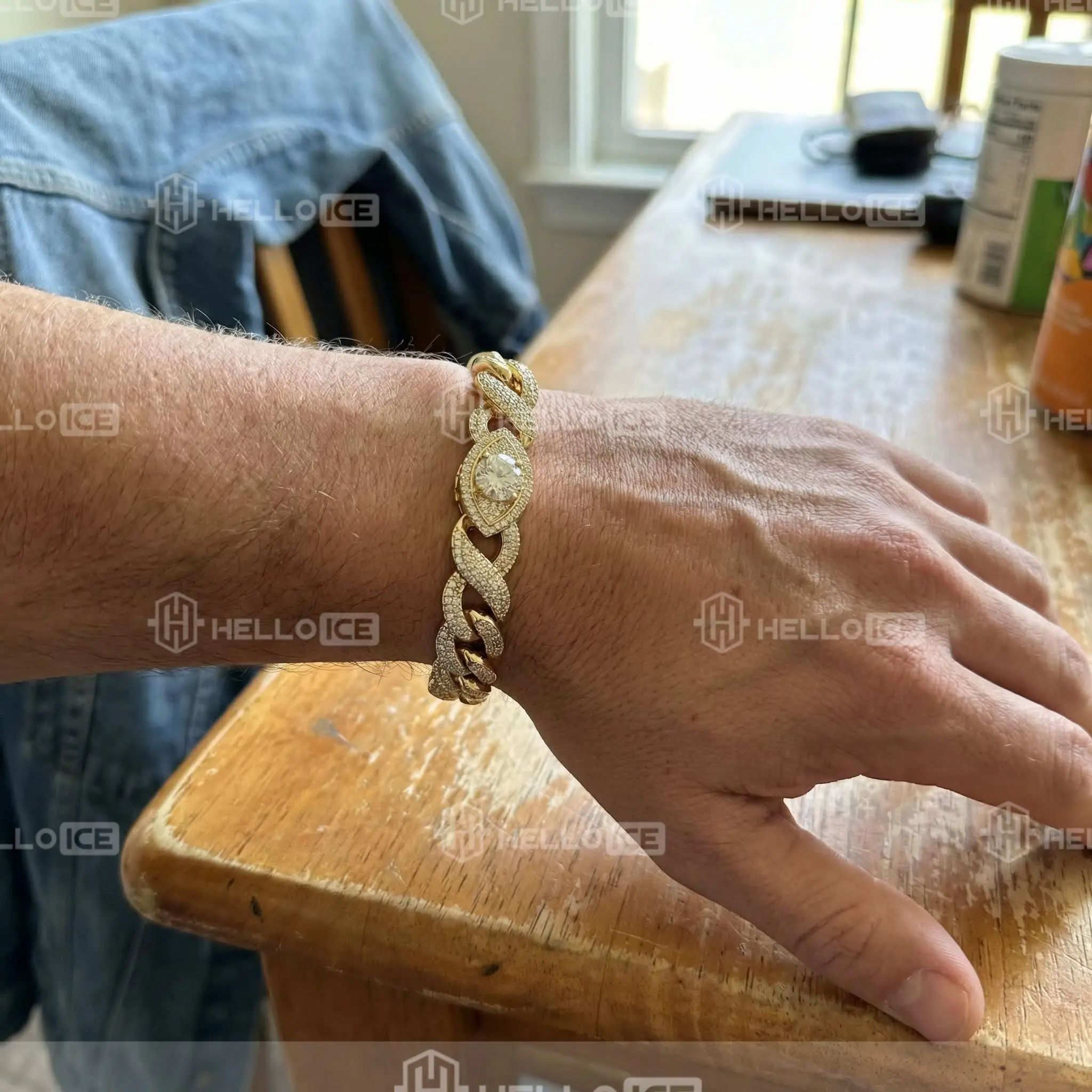 Helloice Review Image