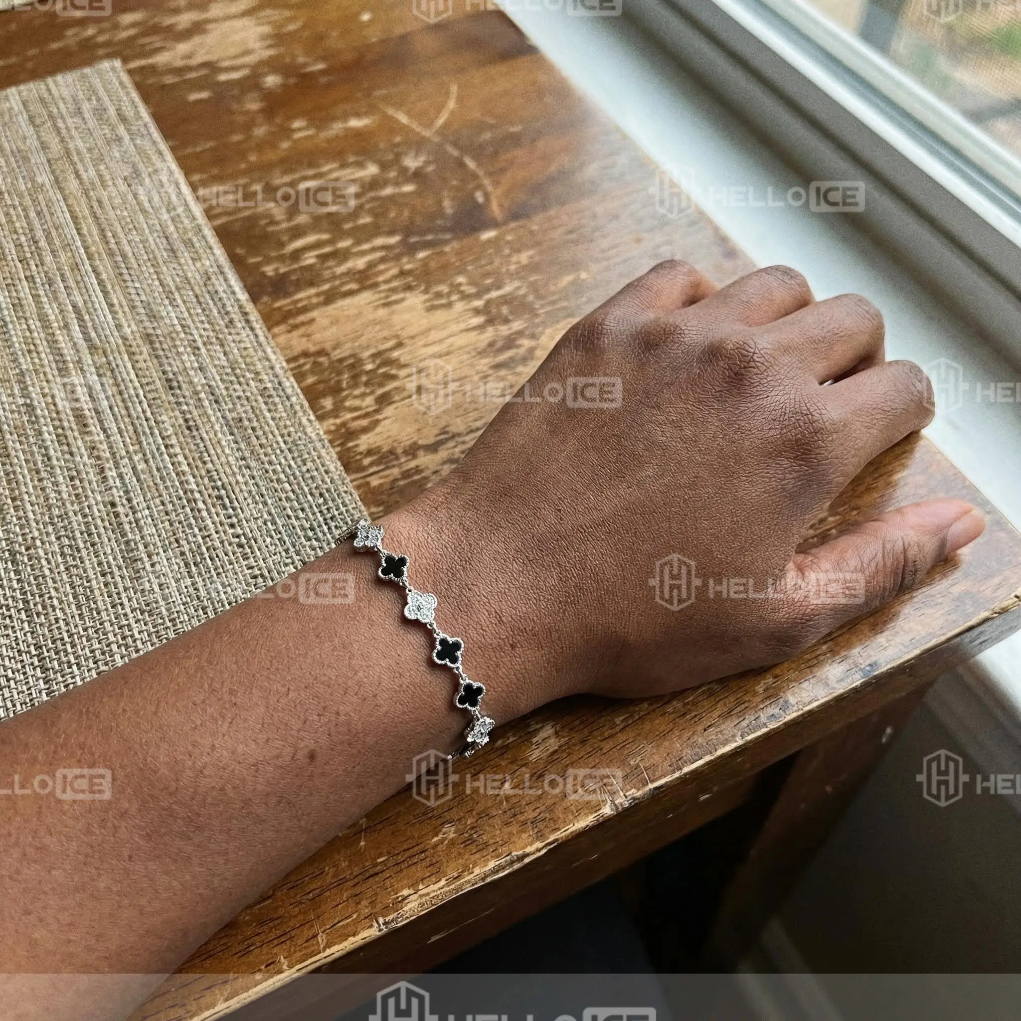 Helloice Review Image