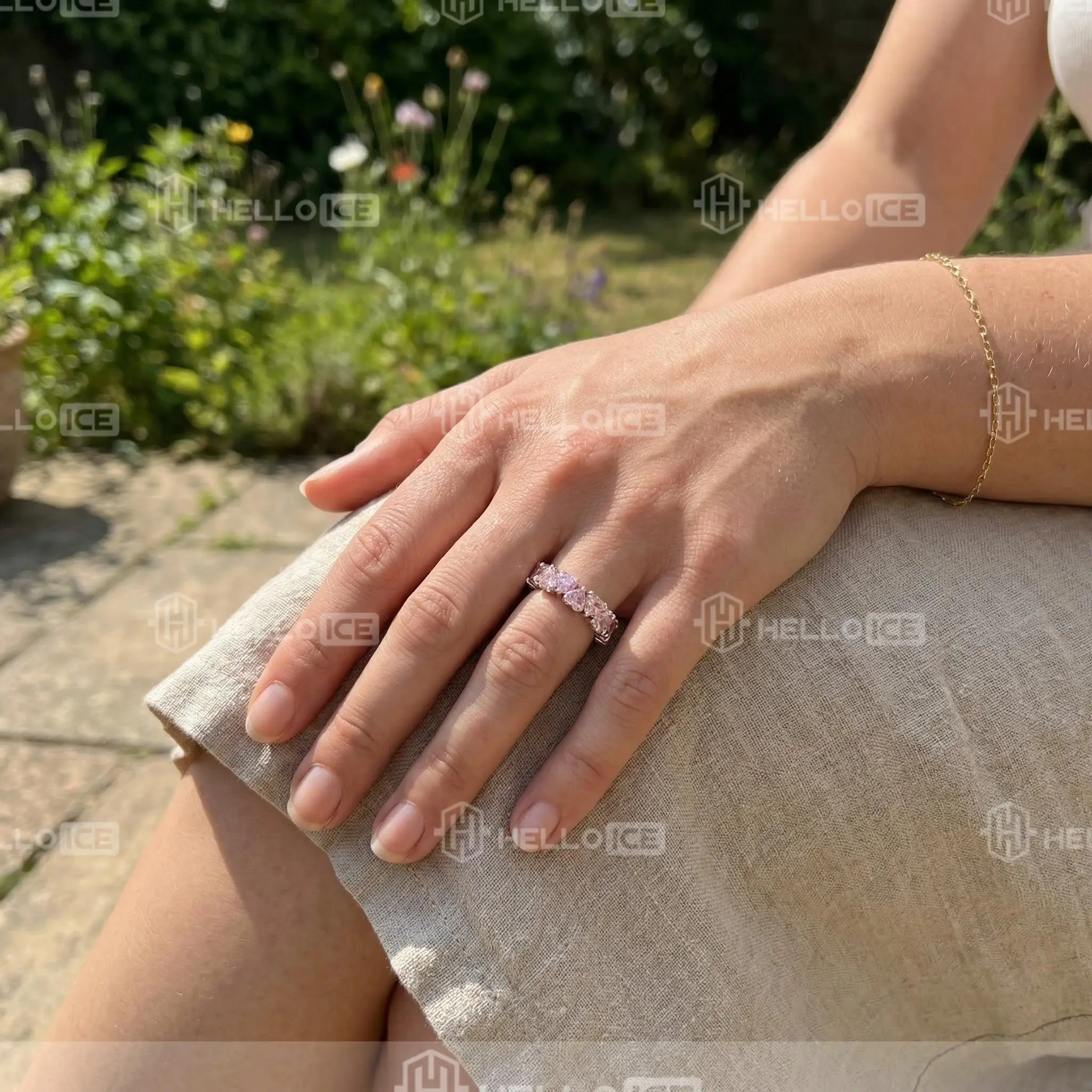 Helloice Review Image