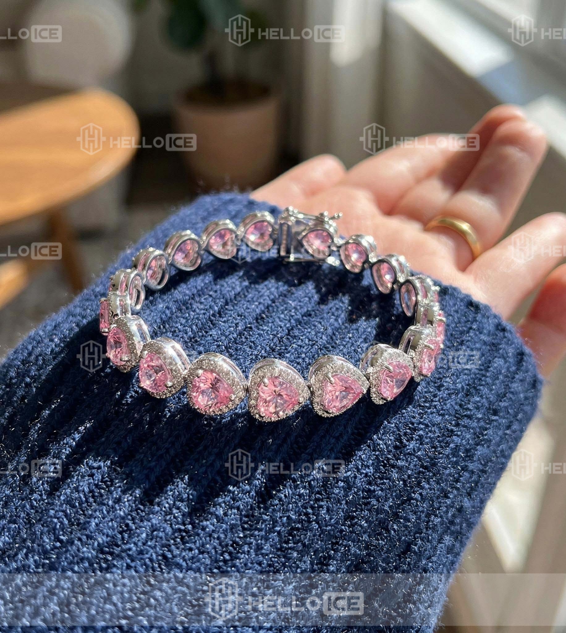 Helloice Review Image