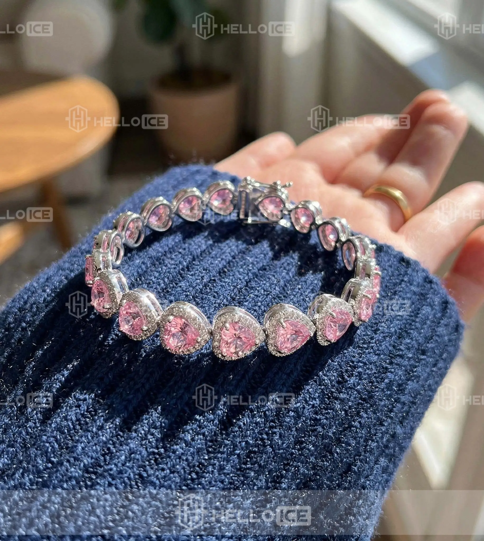 Helloice Review Image