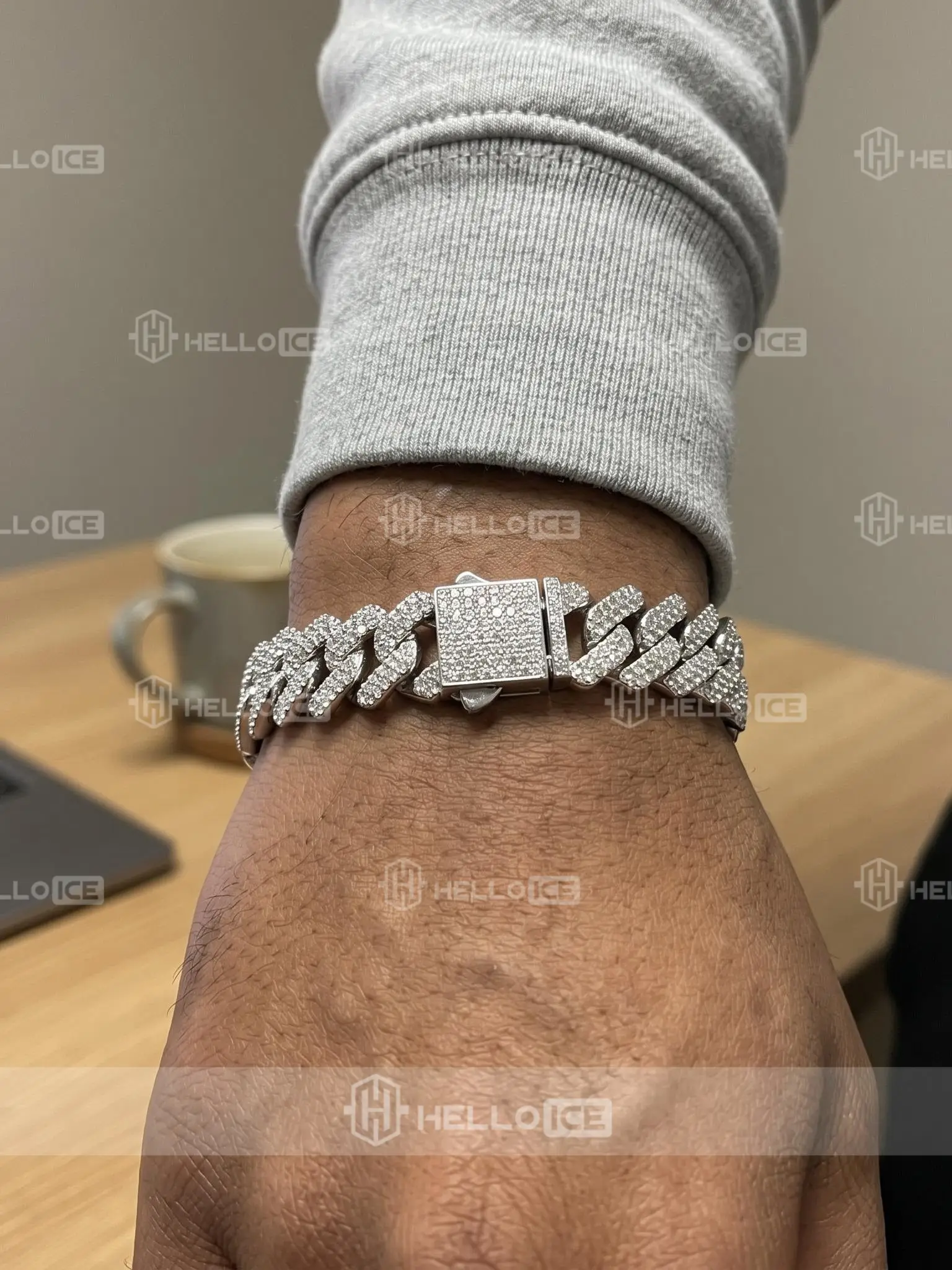 Helloice Review Image