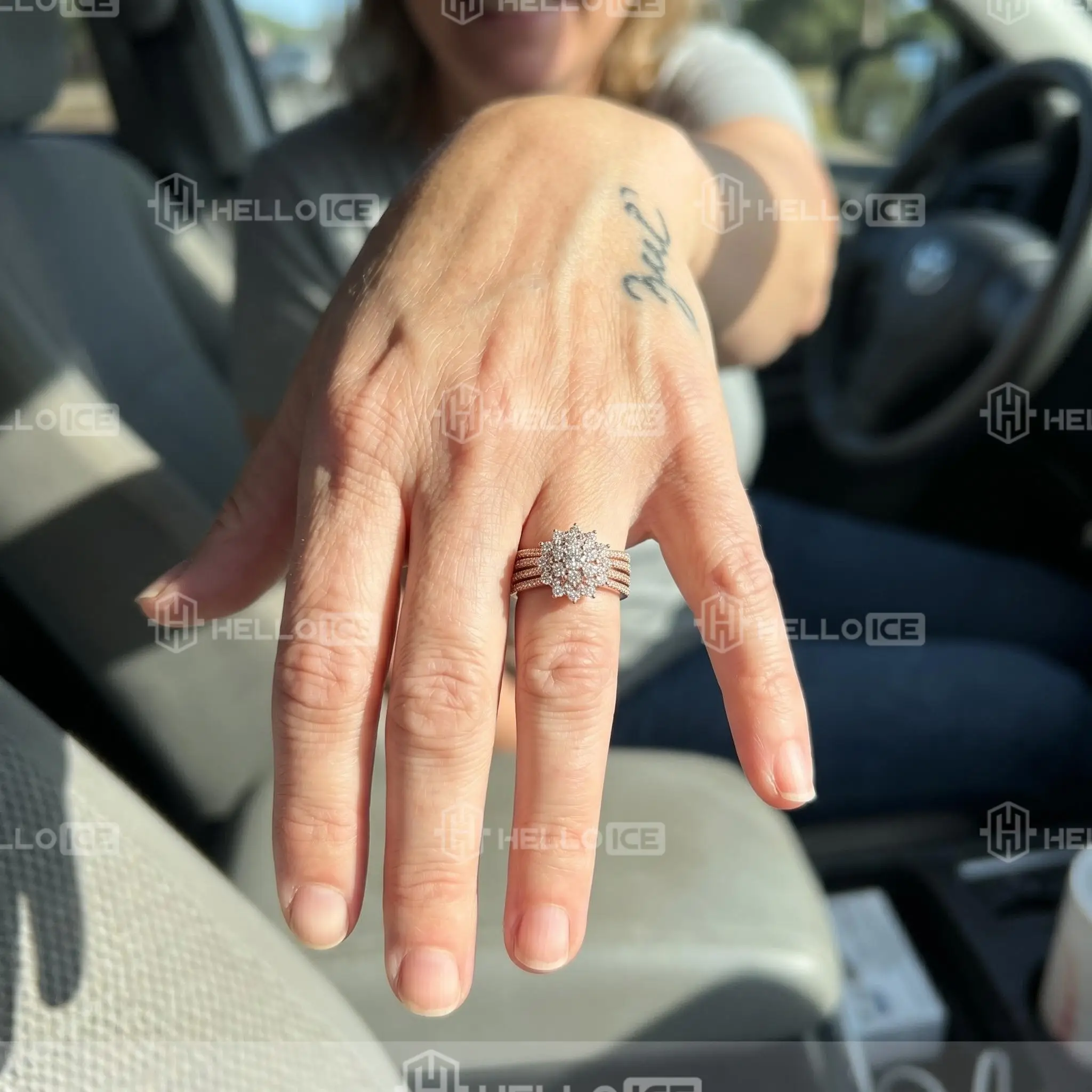 Helloice Review Image