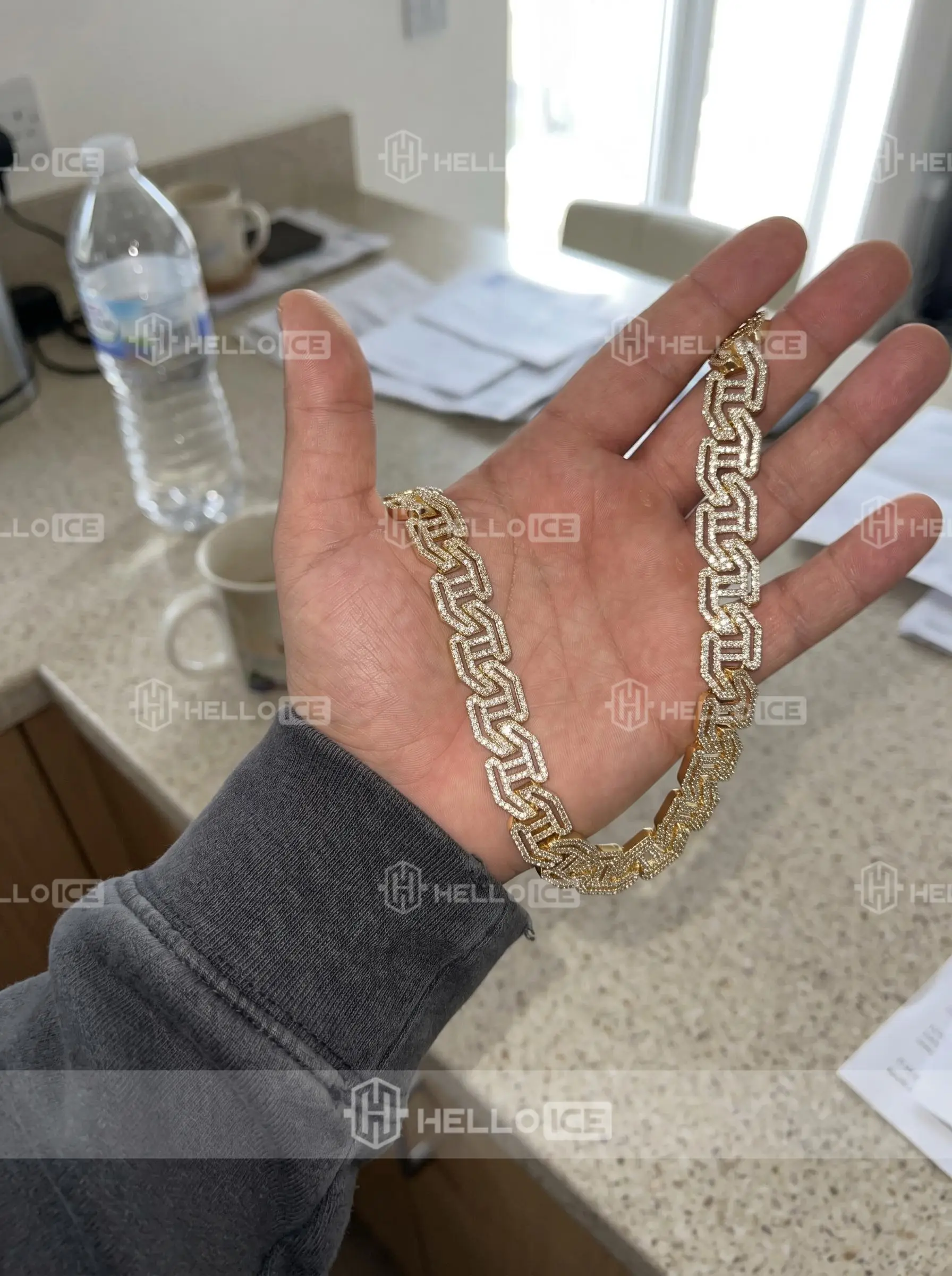 Helloice Review Image