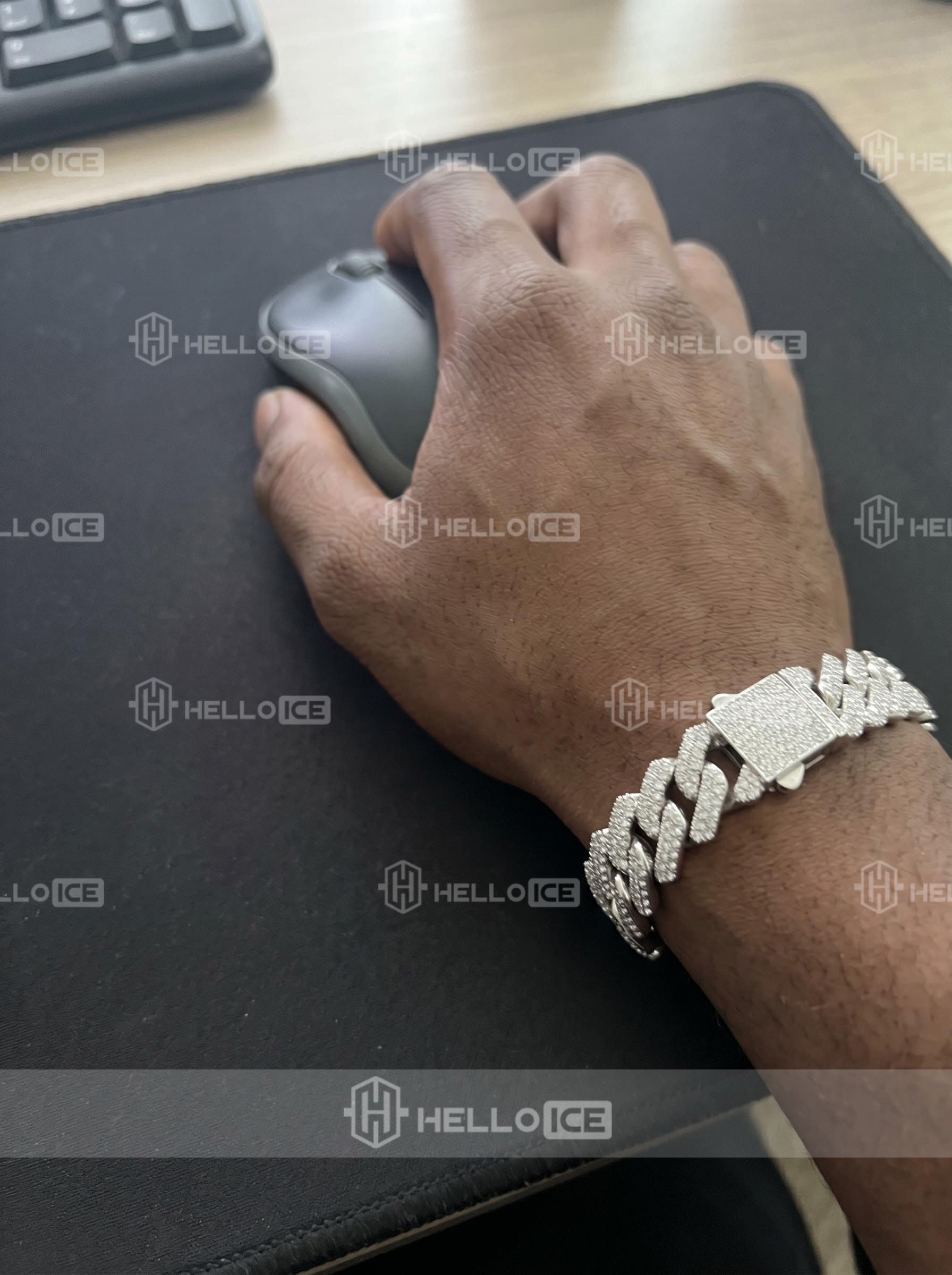 Helloice Review Image