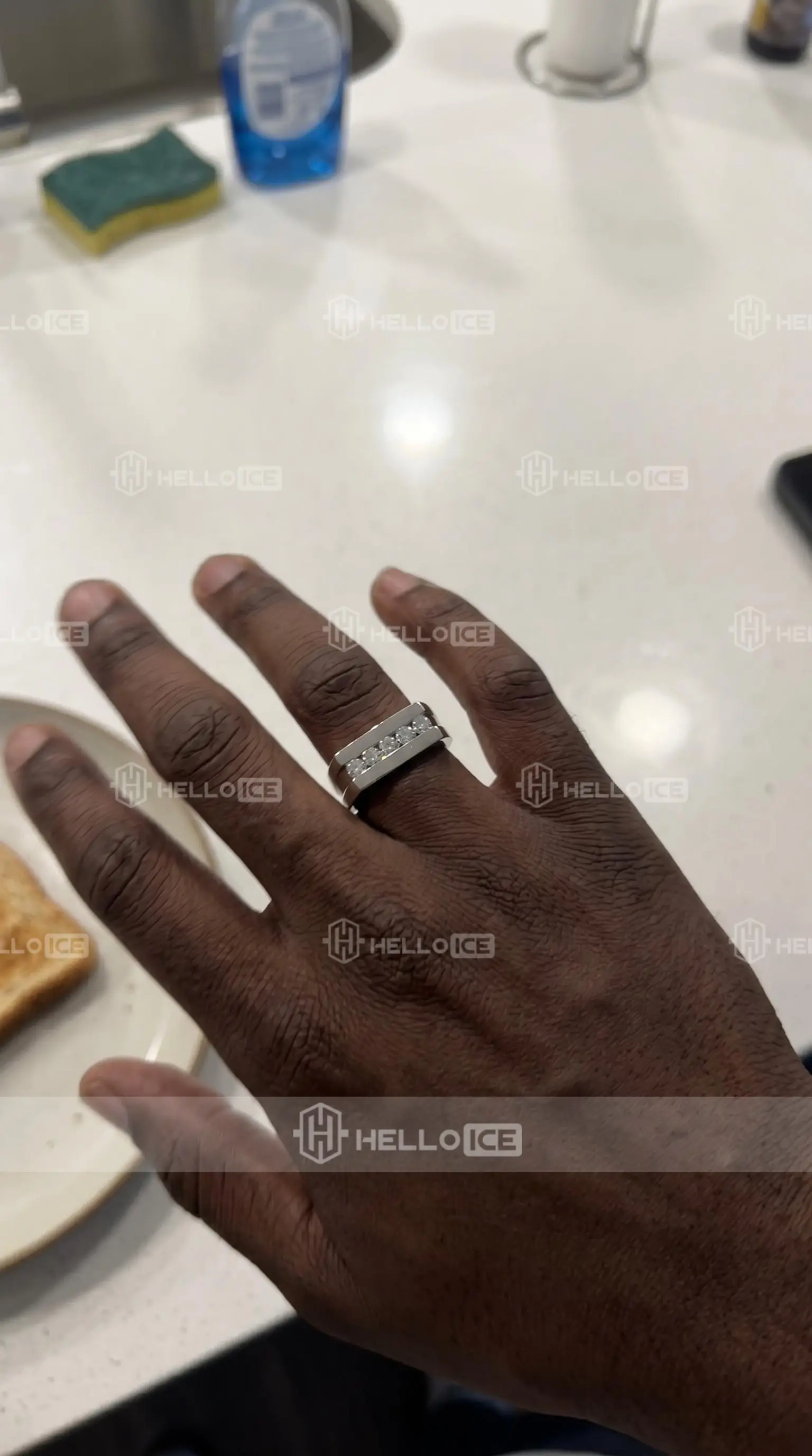 Helloice Review Image
