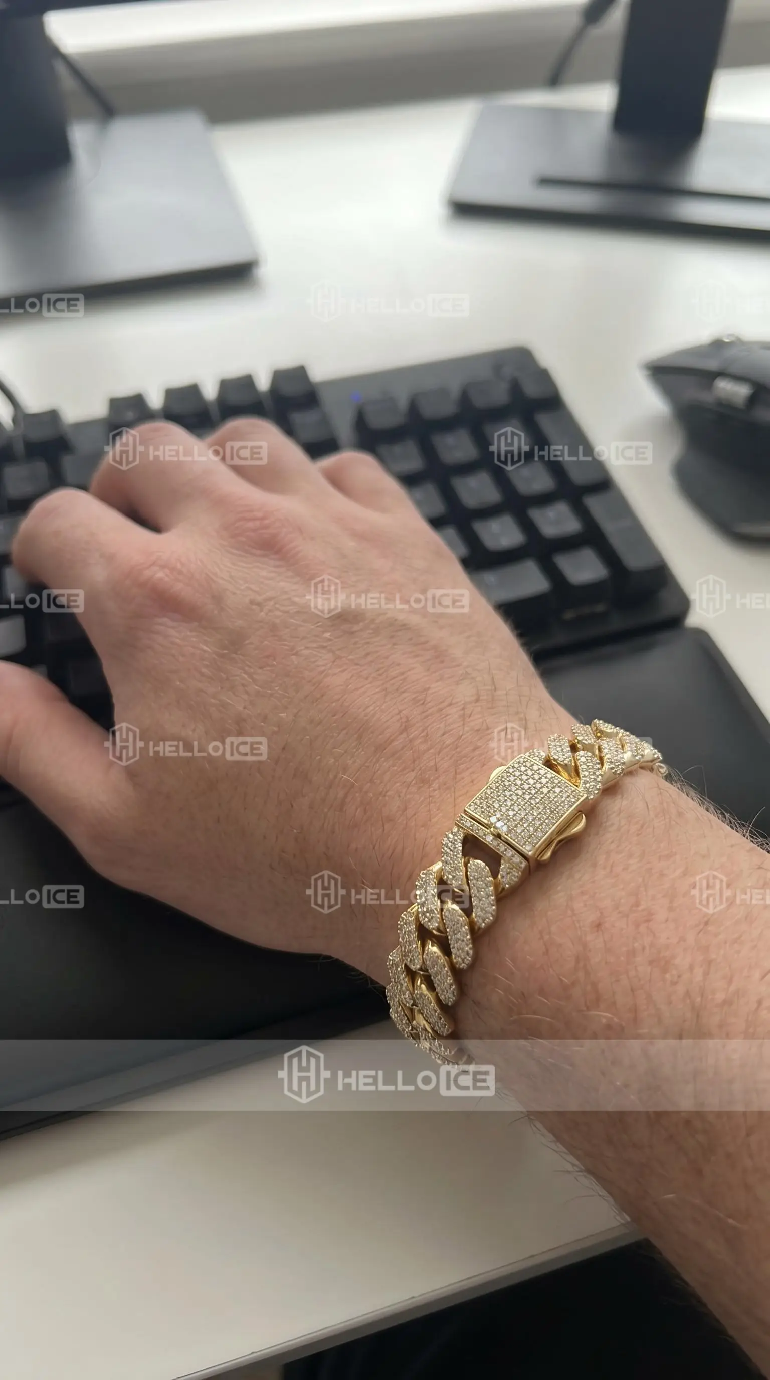 Helloice Review Image