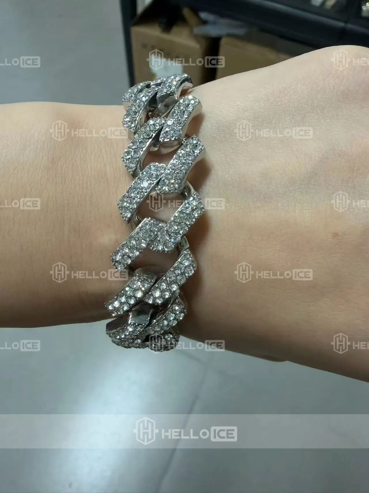 Helloice Review Image