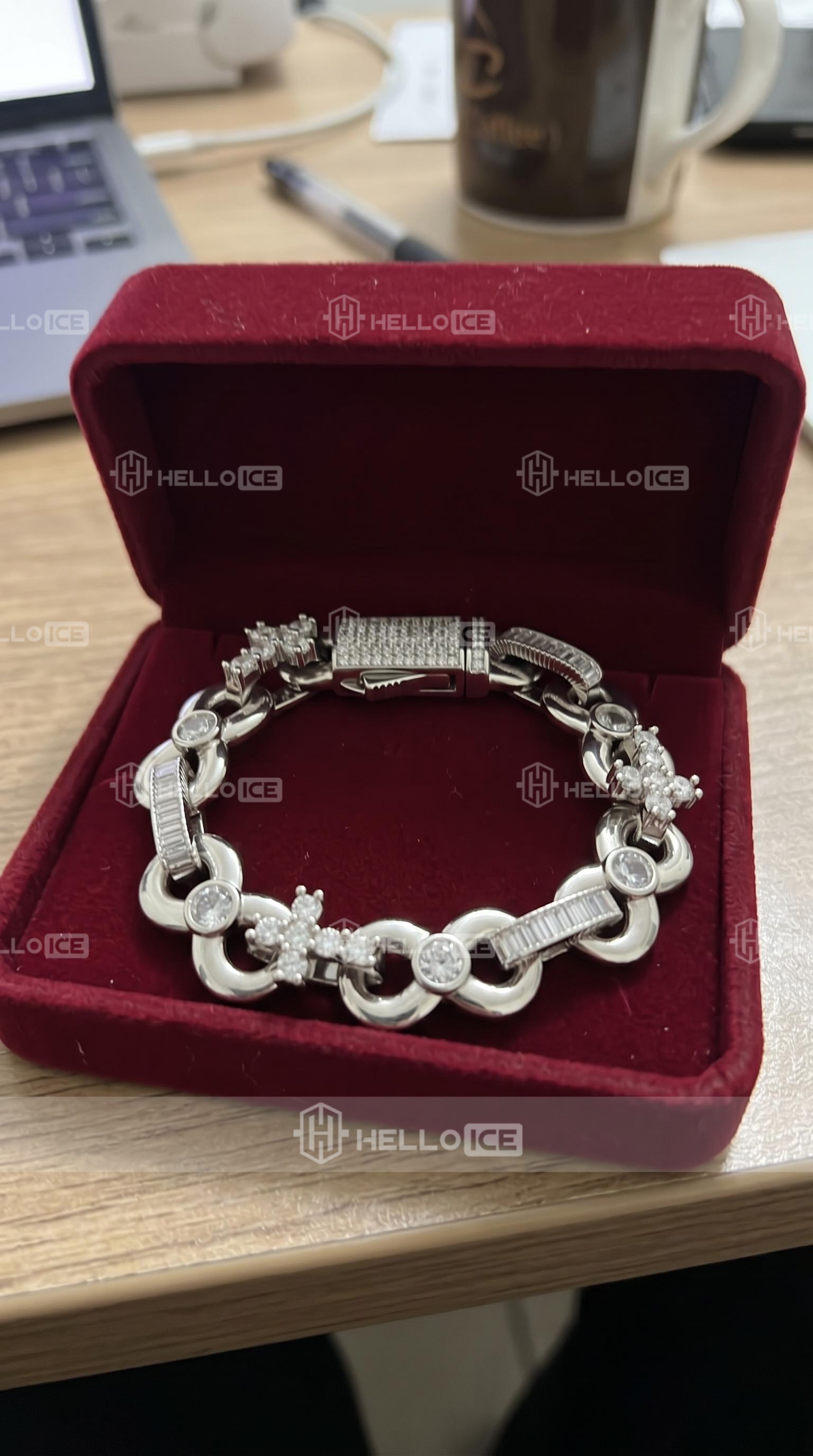 Helloice Review Image