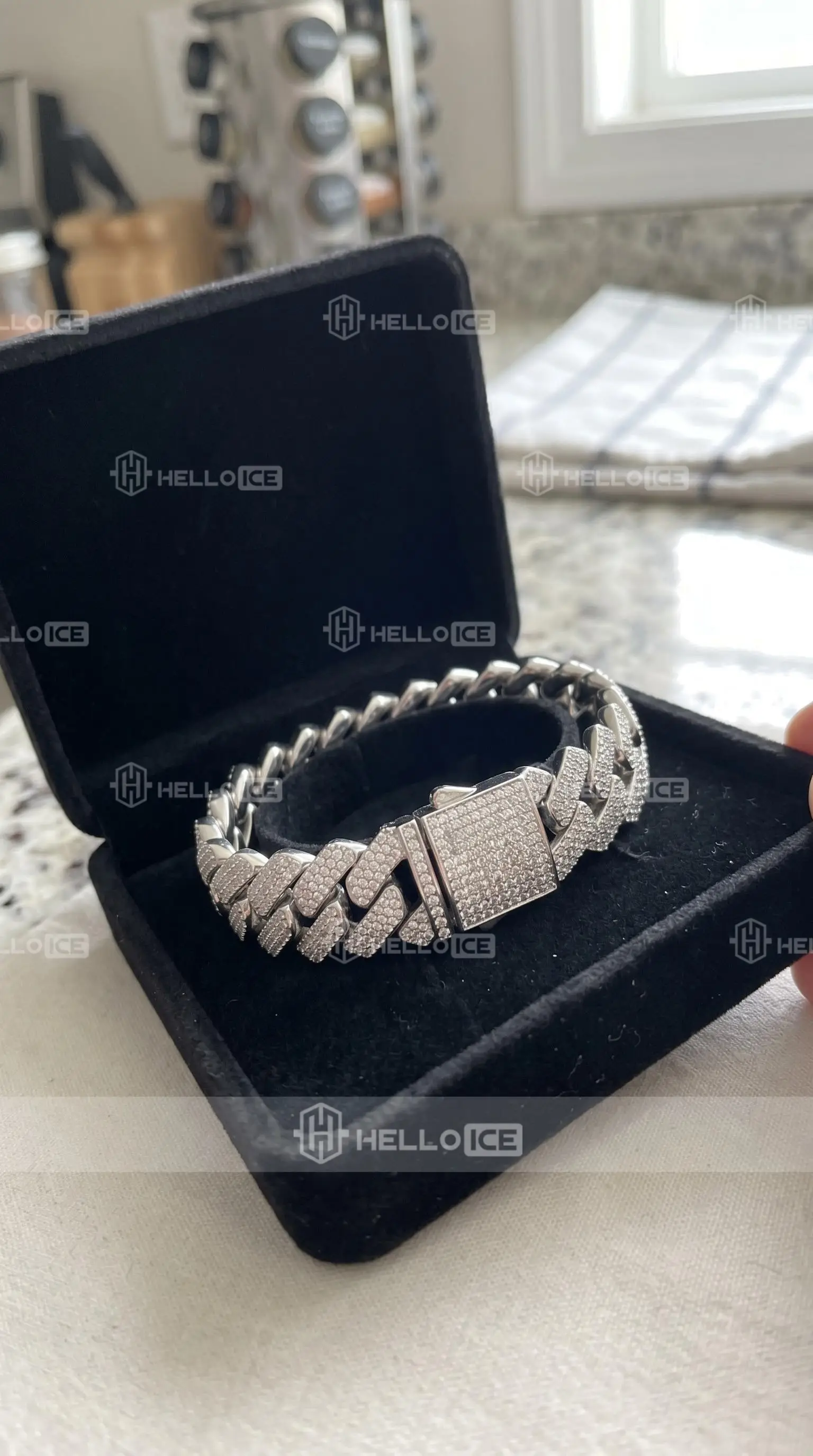 Helloice Review Image