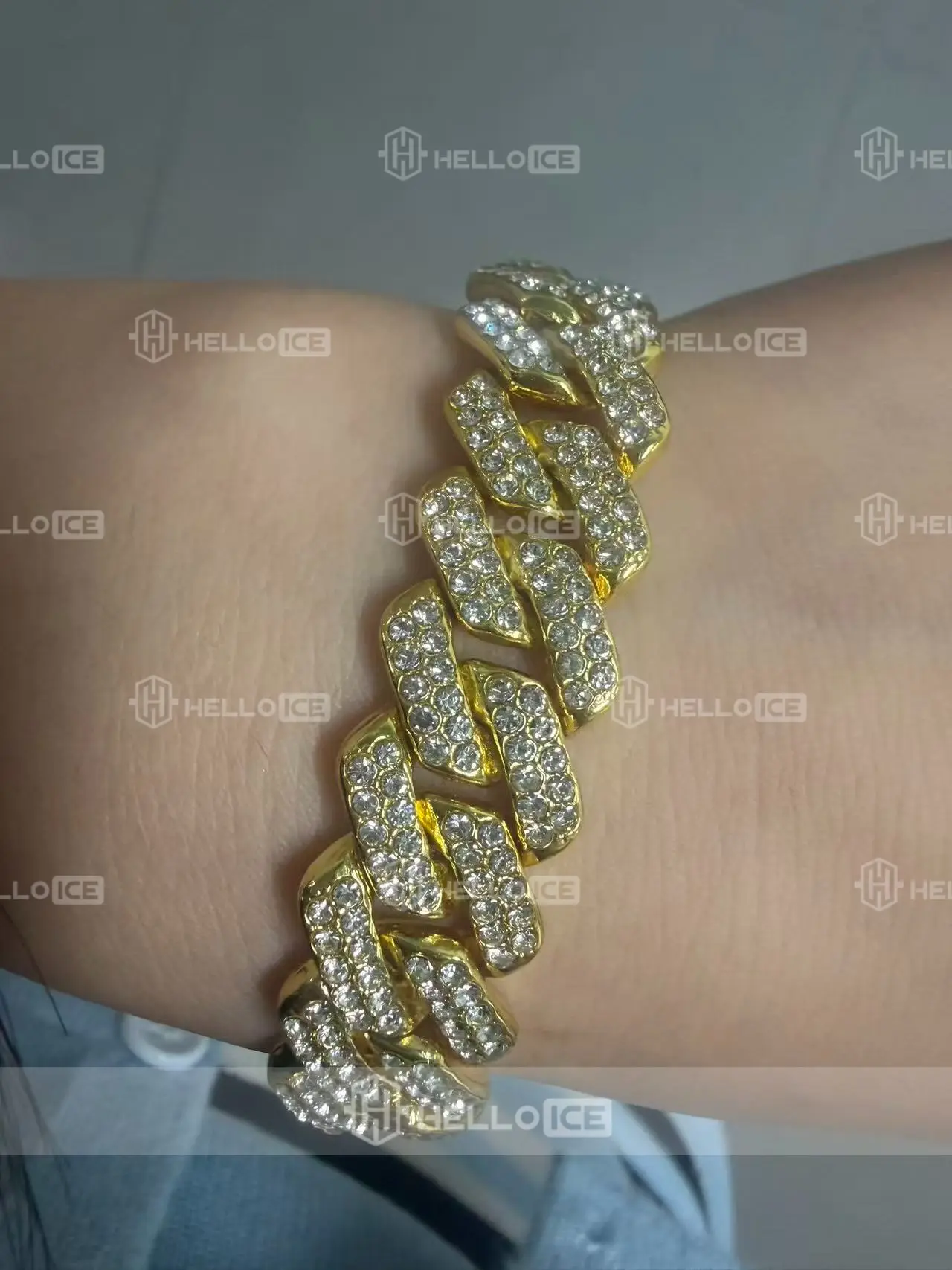 Helloice Review Image