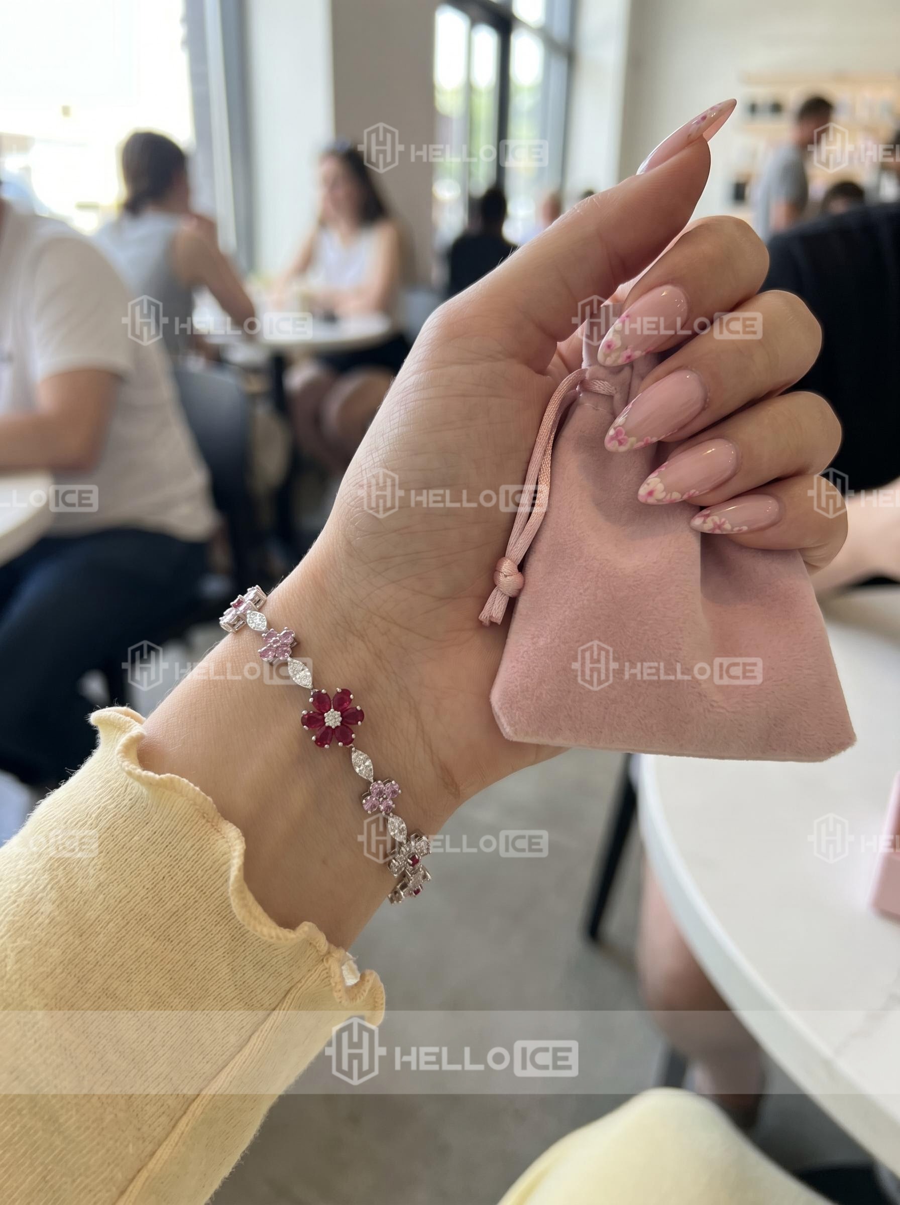 Helloice Review Image
