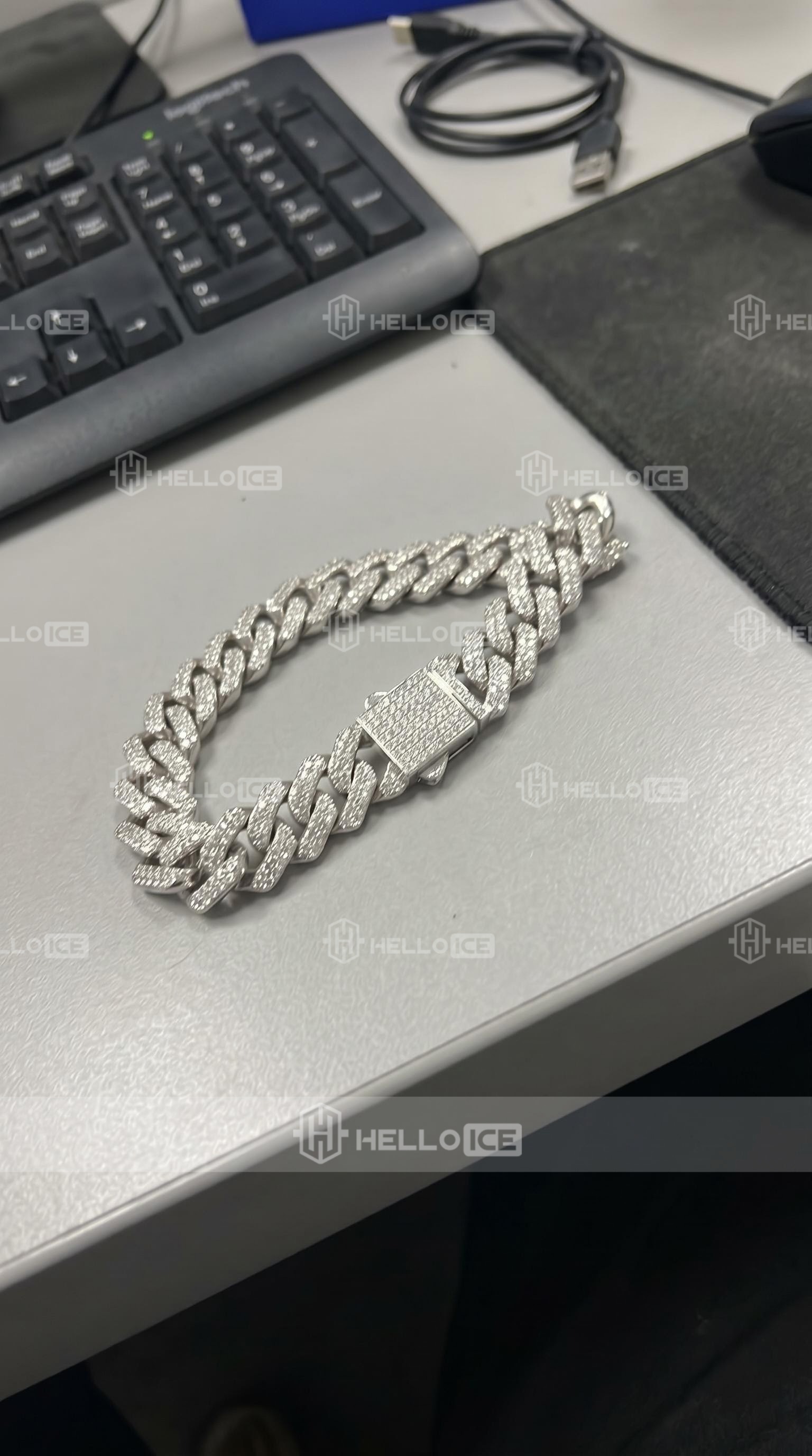 Helloice Review Image