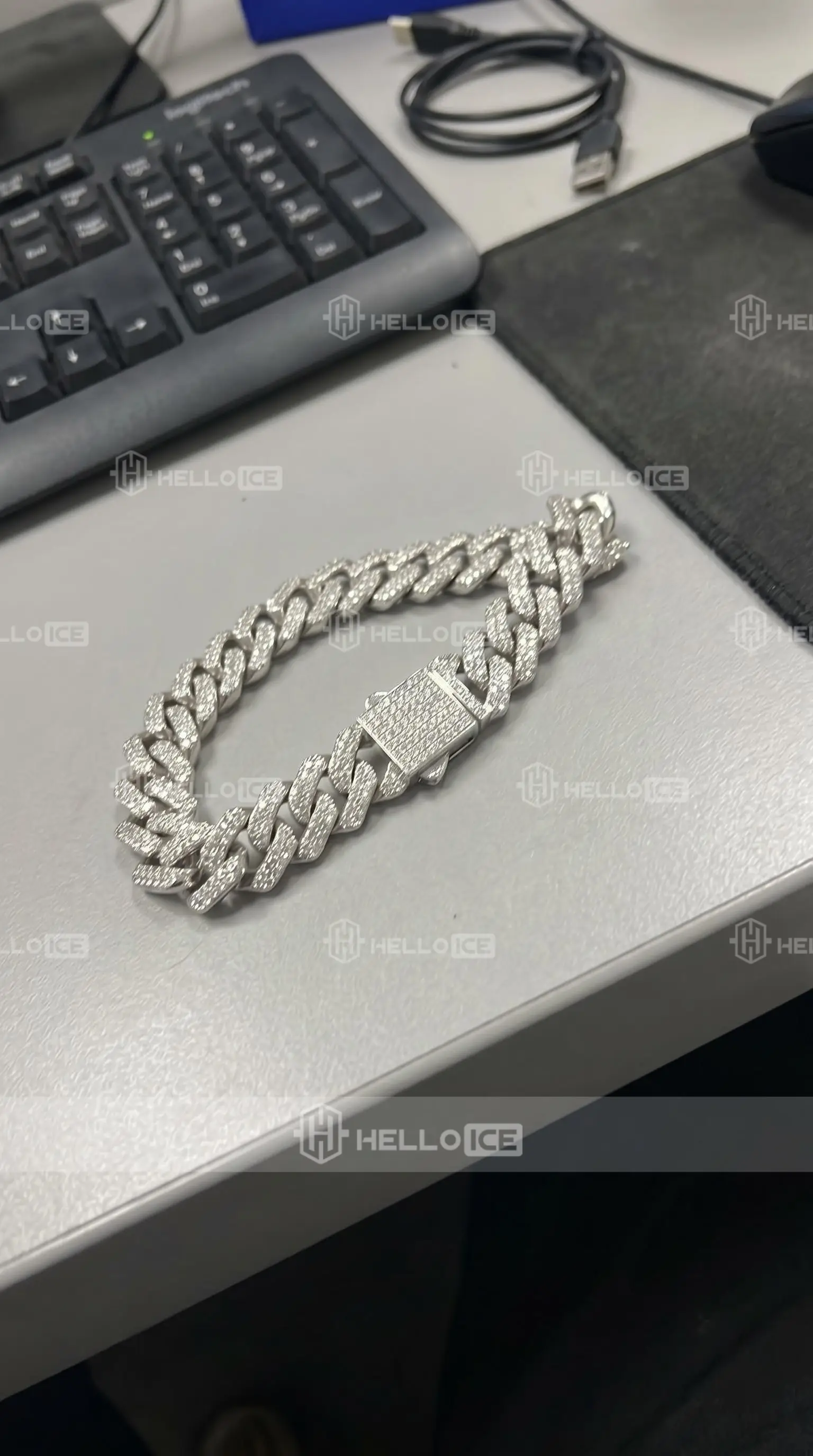 Helloice Review Image