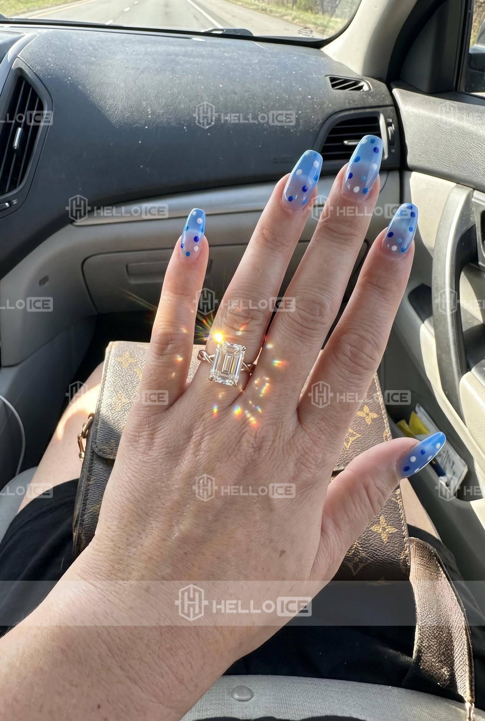 Helloice Review Image