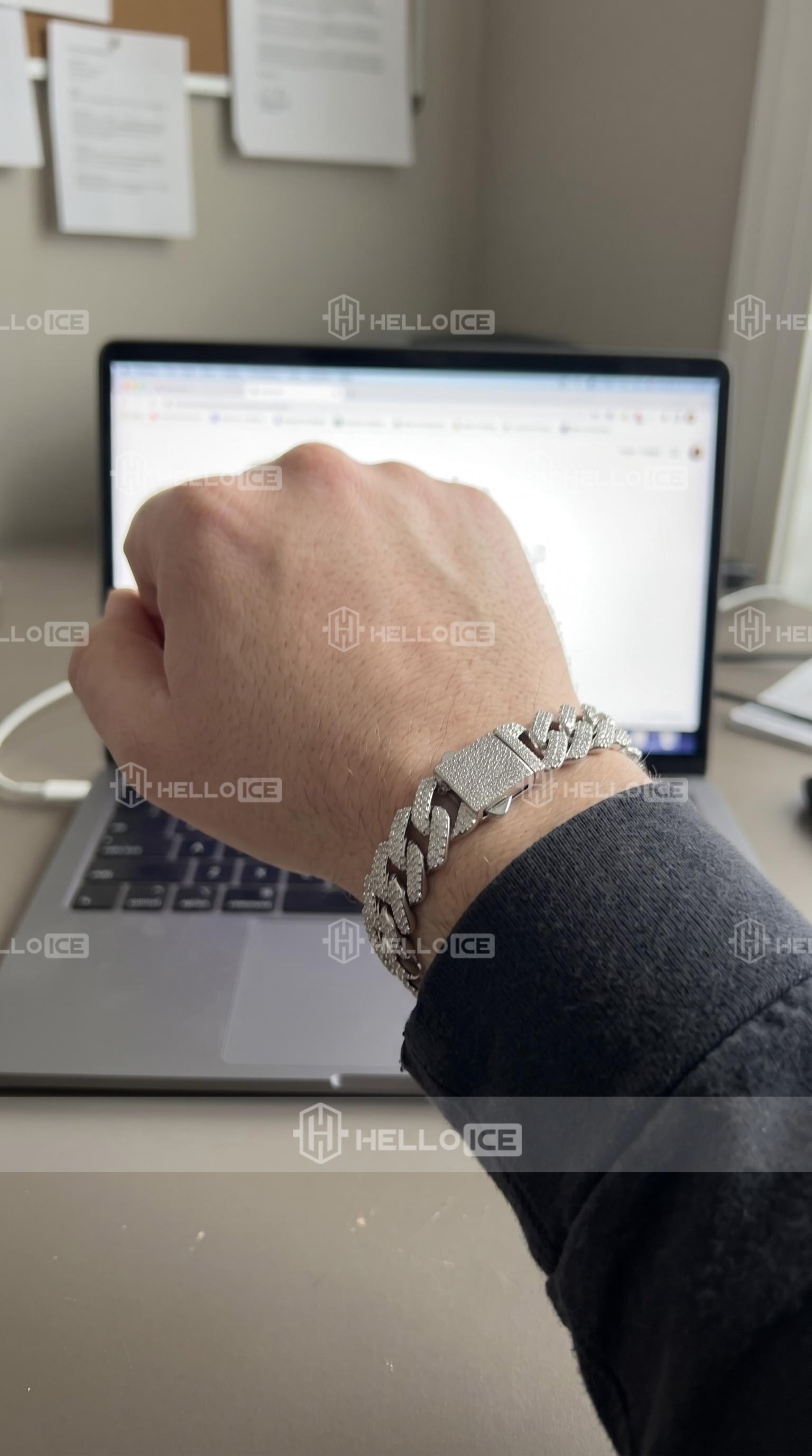 Helloice Review Image