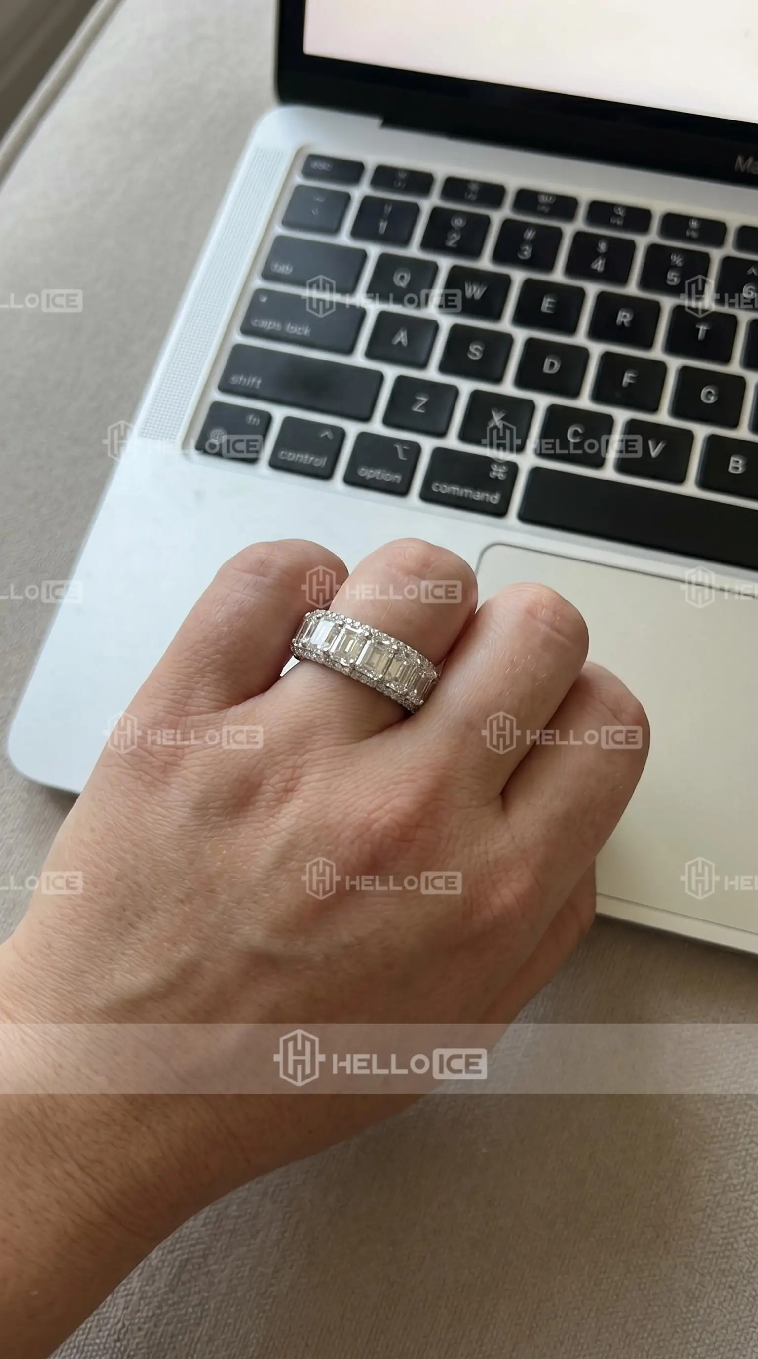 Helloice Review Image