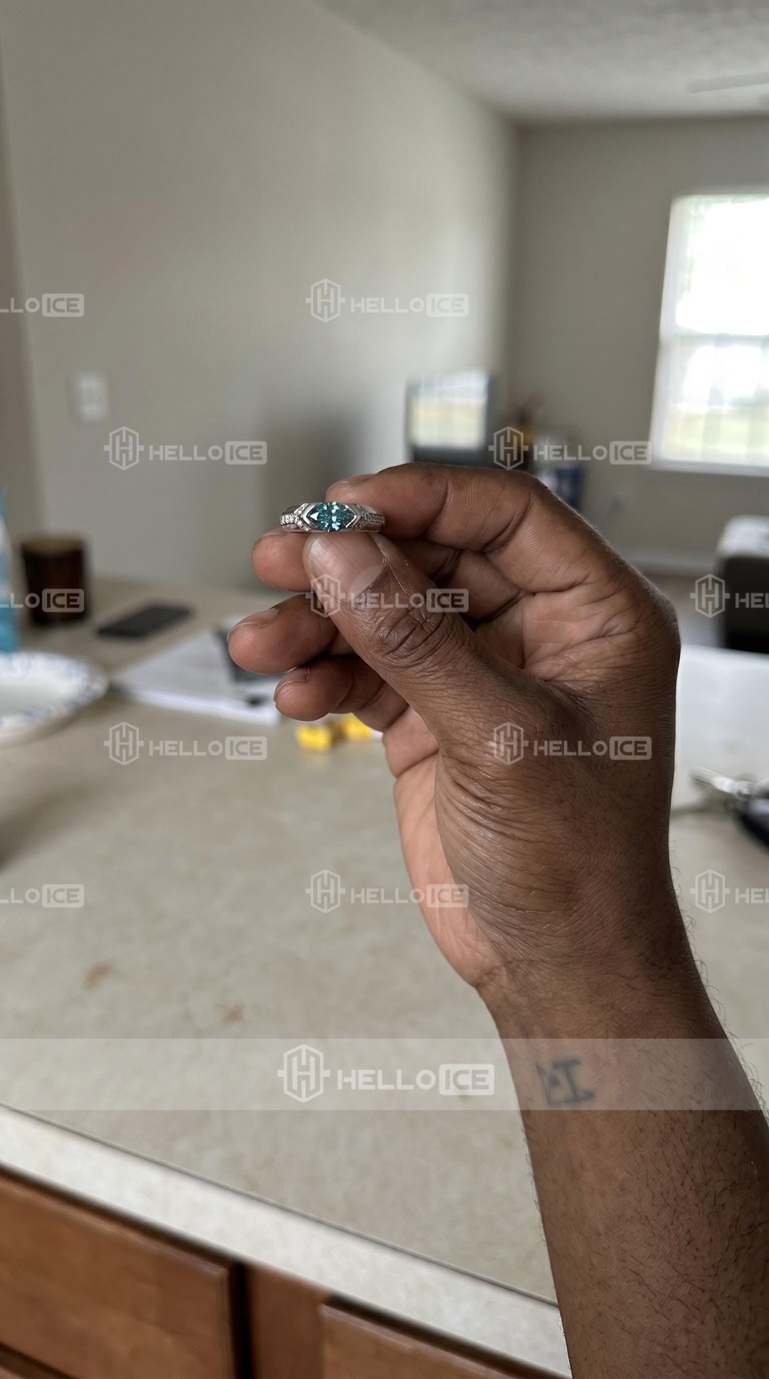 Helloice Review Image