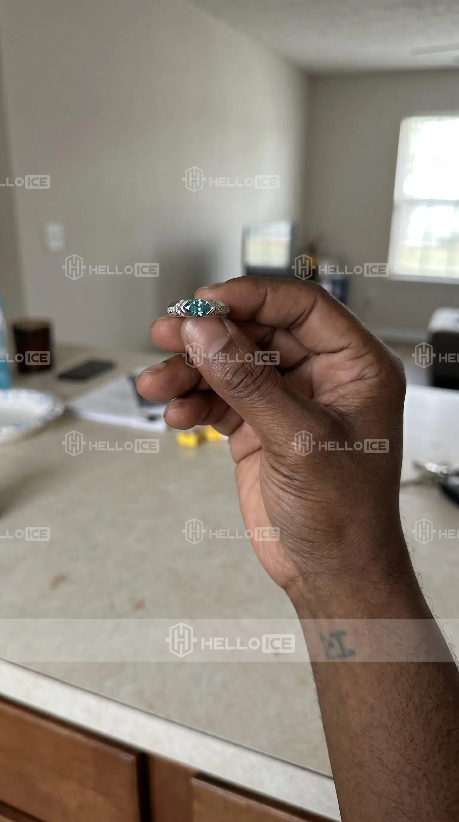 Helloice Review Image