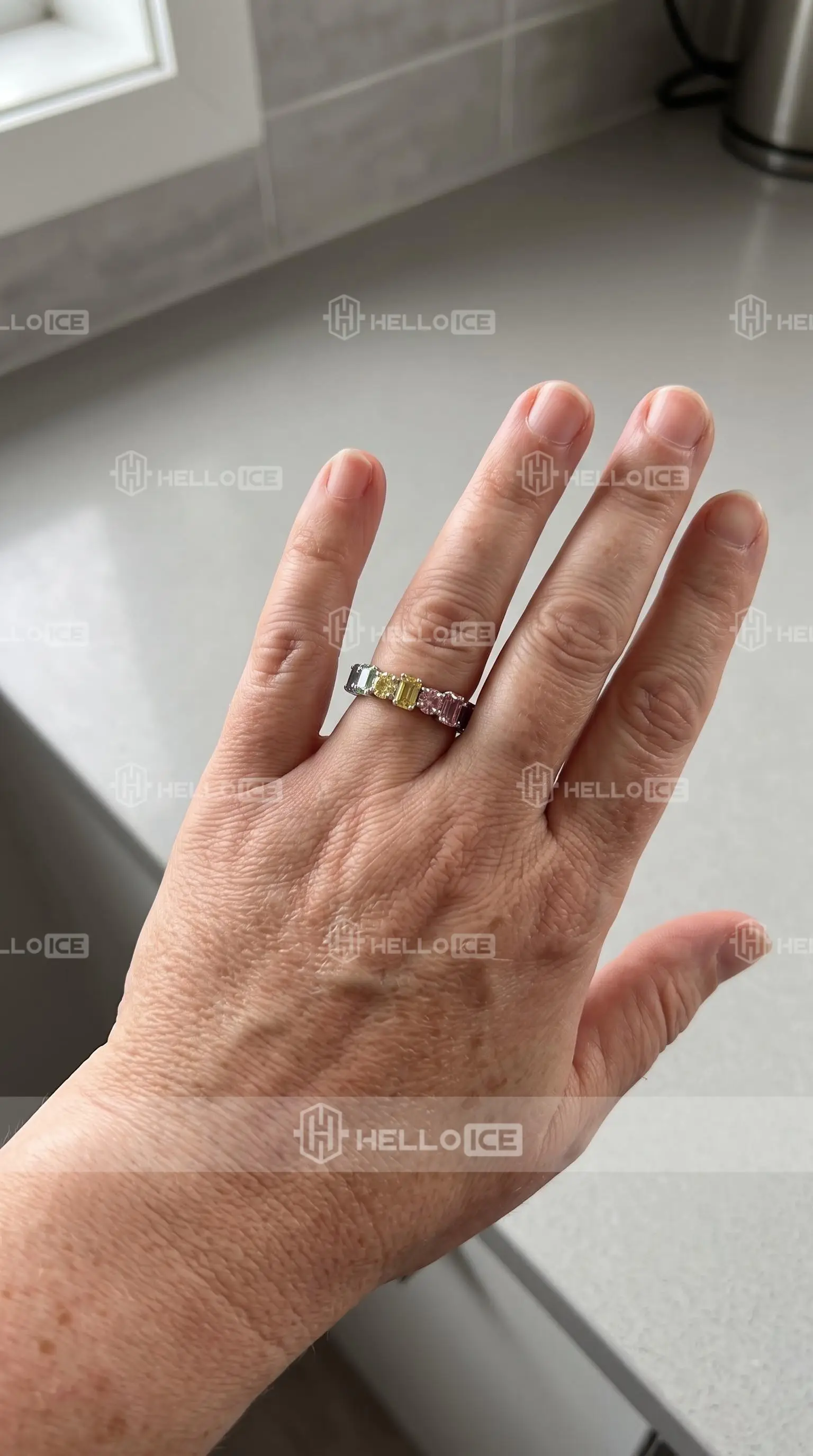 Helloice Review Image