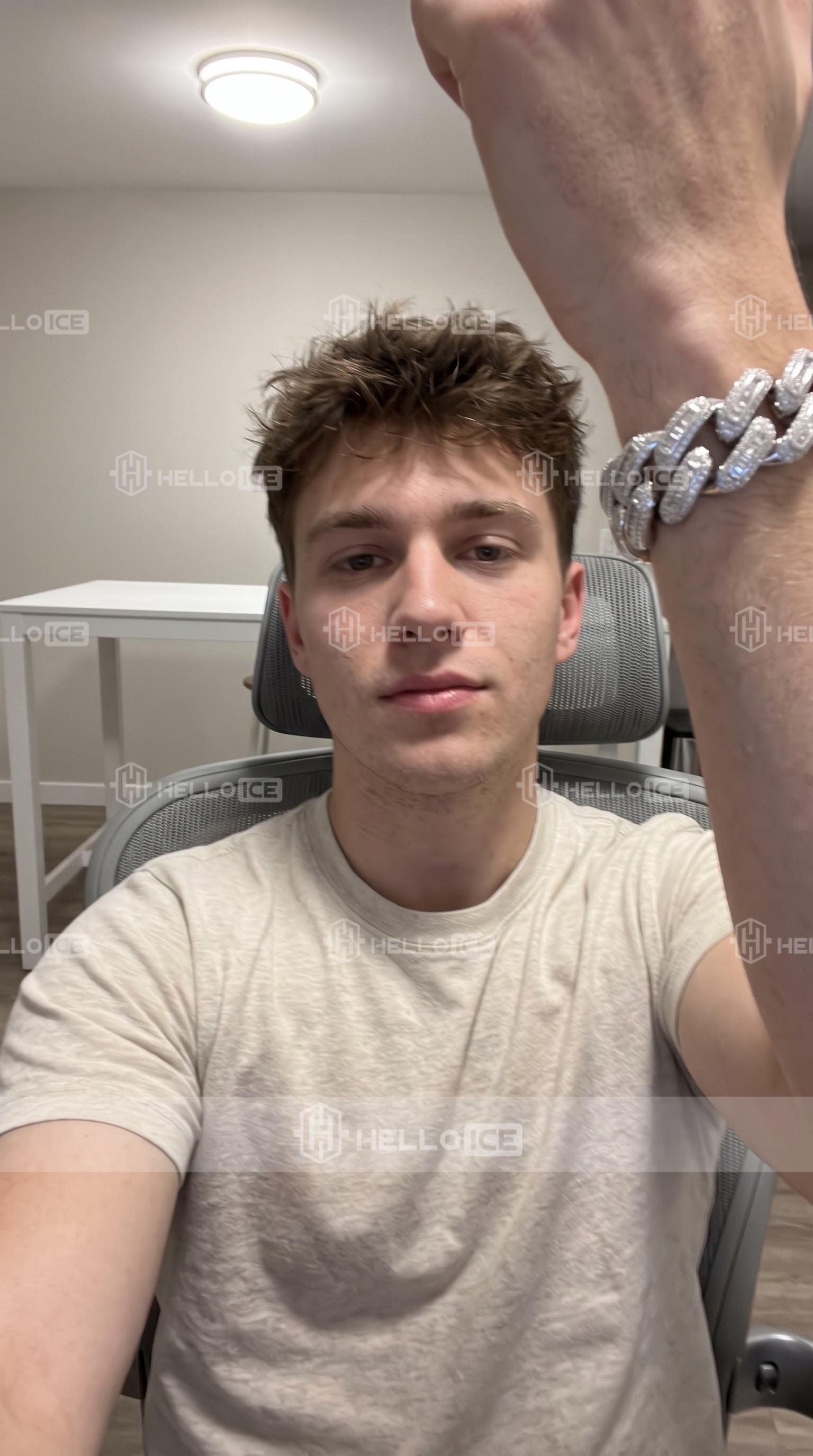 Helloice Review Image