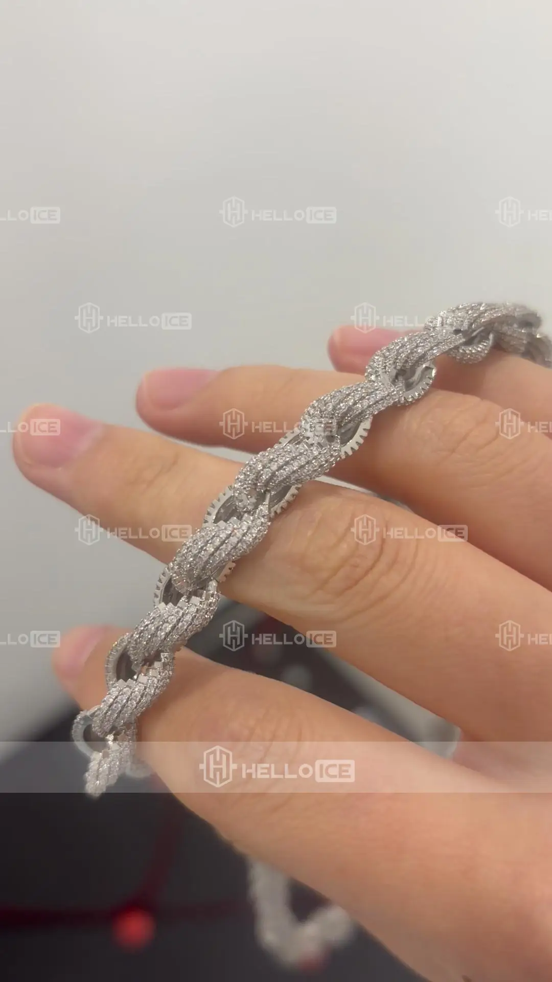 Helloice Review Image