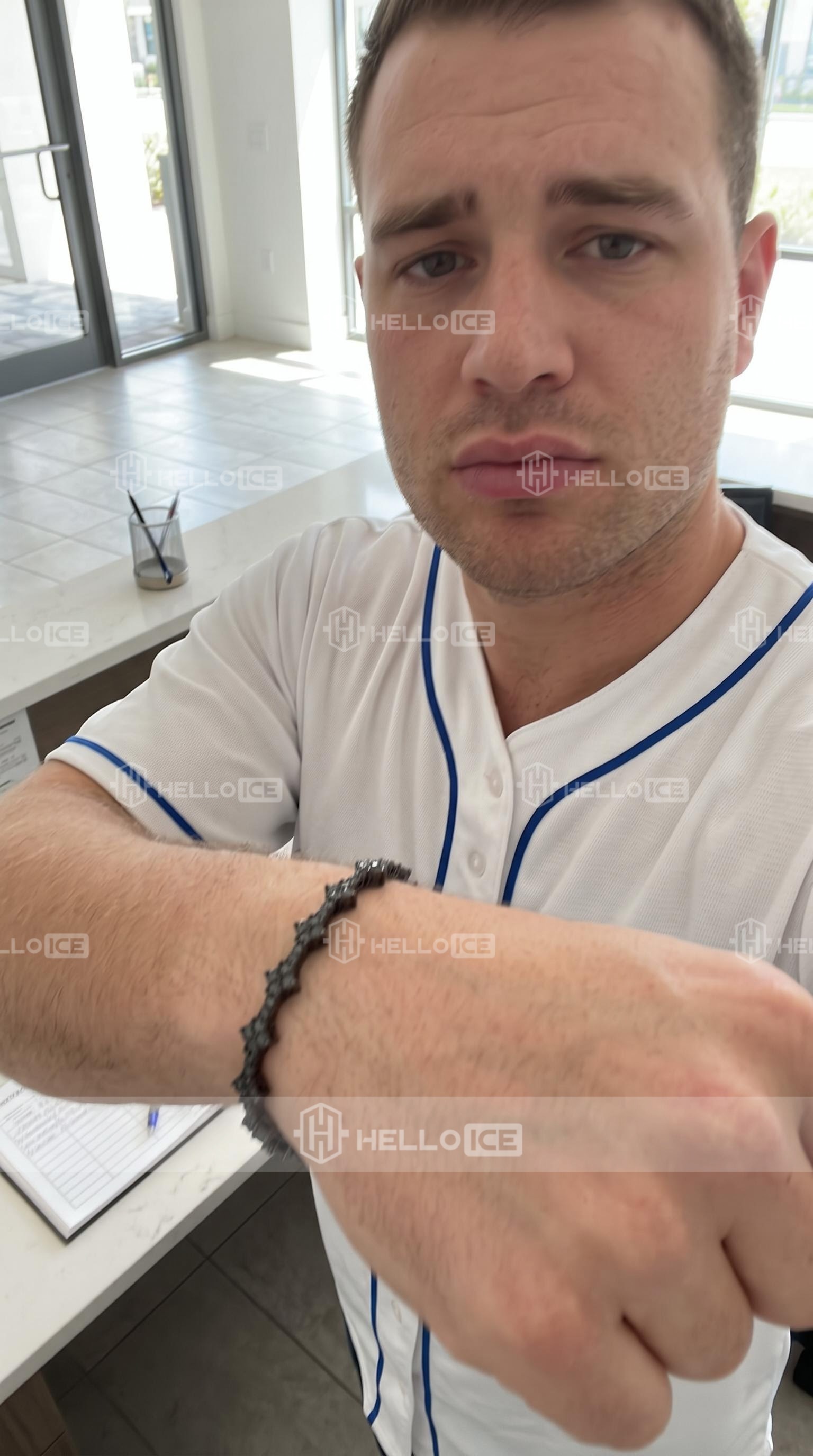 Helloice Review Image