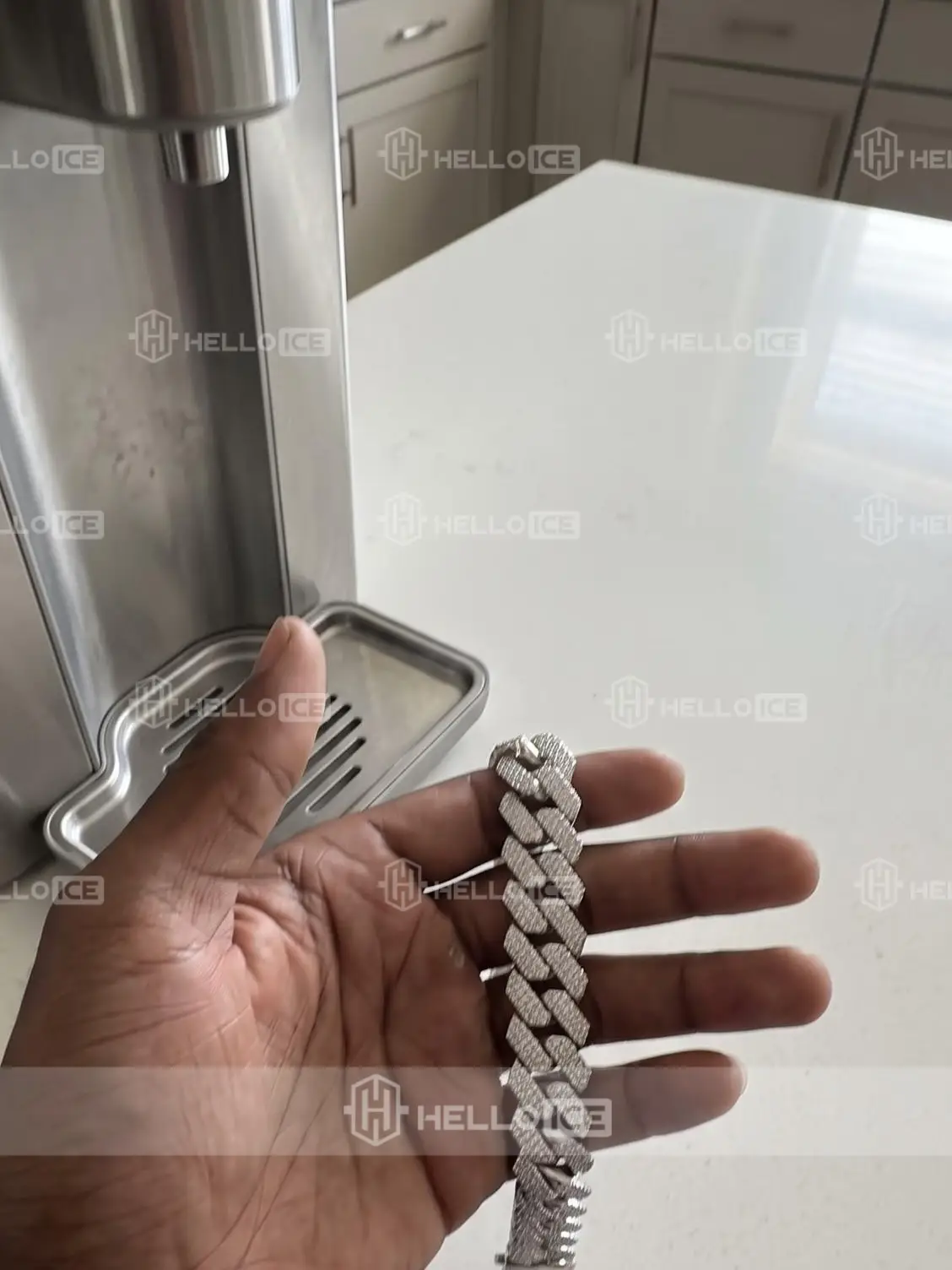 Helloice Review Image