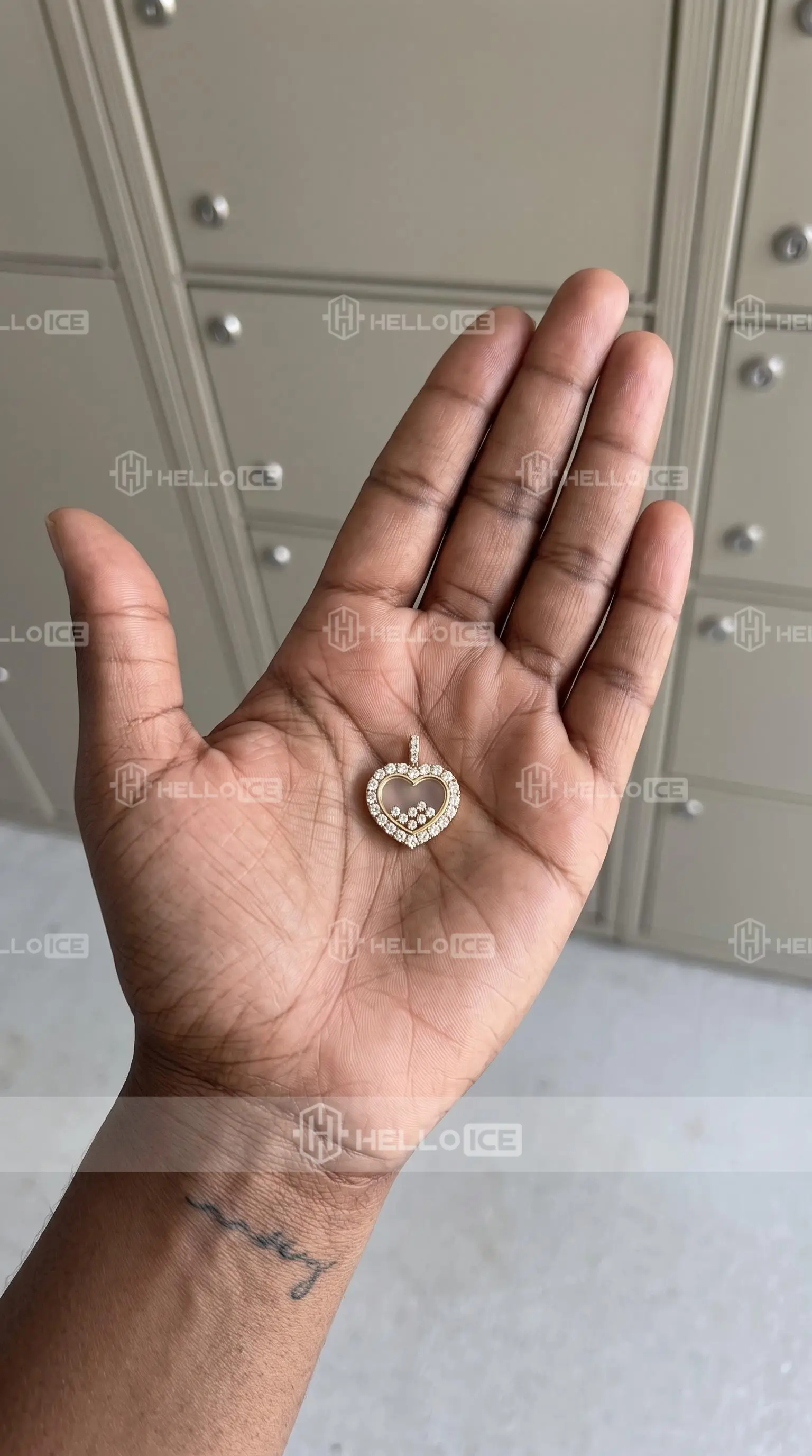 Helloice Review Image