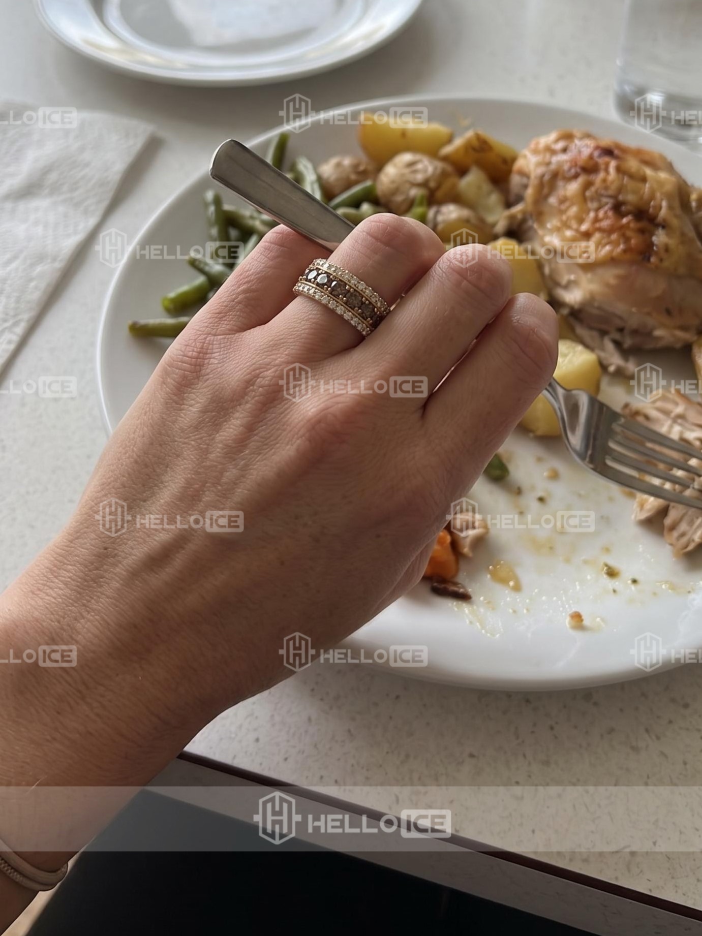 Helloice Review Image
